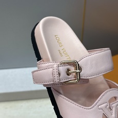 顶级版 Louis Vuitton 2026春夏新款果冻色镂空女鞋 LV 字母logo五金扣厚底圆头沙滩凉拖鞋 材质:鞋 顶级版 Louis Vuitton 2026春夏新款果冻色镂空女鞋 LV 字母logo五金扣厚底圆头沙滩凉拖鞋 材质:鞋