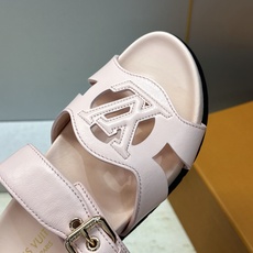 顶级版 Louis Vuitton 2026春夏新款果冻色镂空女鞋 LV 字母logo五金扣厚底圆头沙滩凉拖鞋 材质:鞋 顶级版 Louis Vuitton 2026春夏新款果冻色镂空女鞋 LV 字母logo五金扣厚底圆头沙滩凉拖鞋 材质:鞋