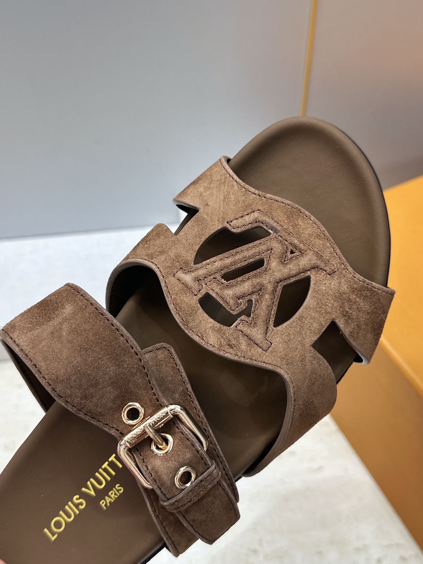顶级版 Louis Vuitton 2026春夏新款果冻色镂空女鞋 LV 字母logo五金扣厚底圆头沙滩凉拖鞋 材质：鞋