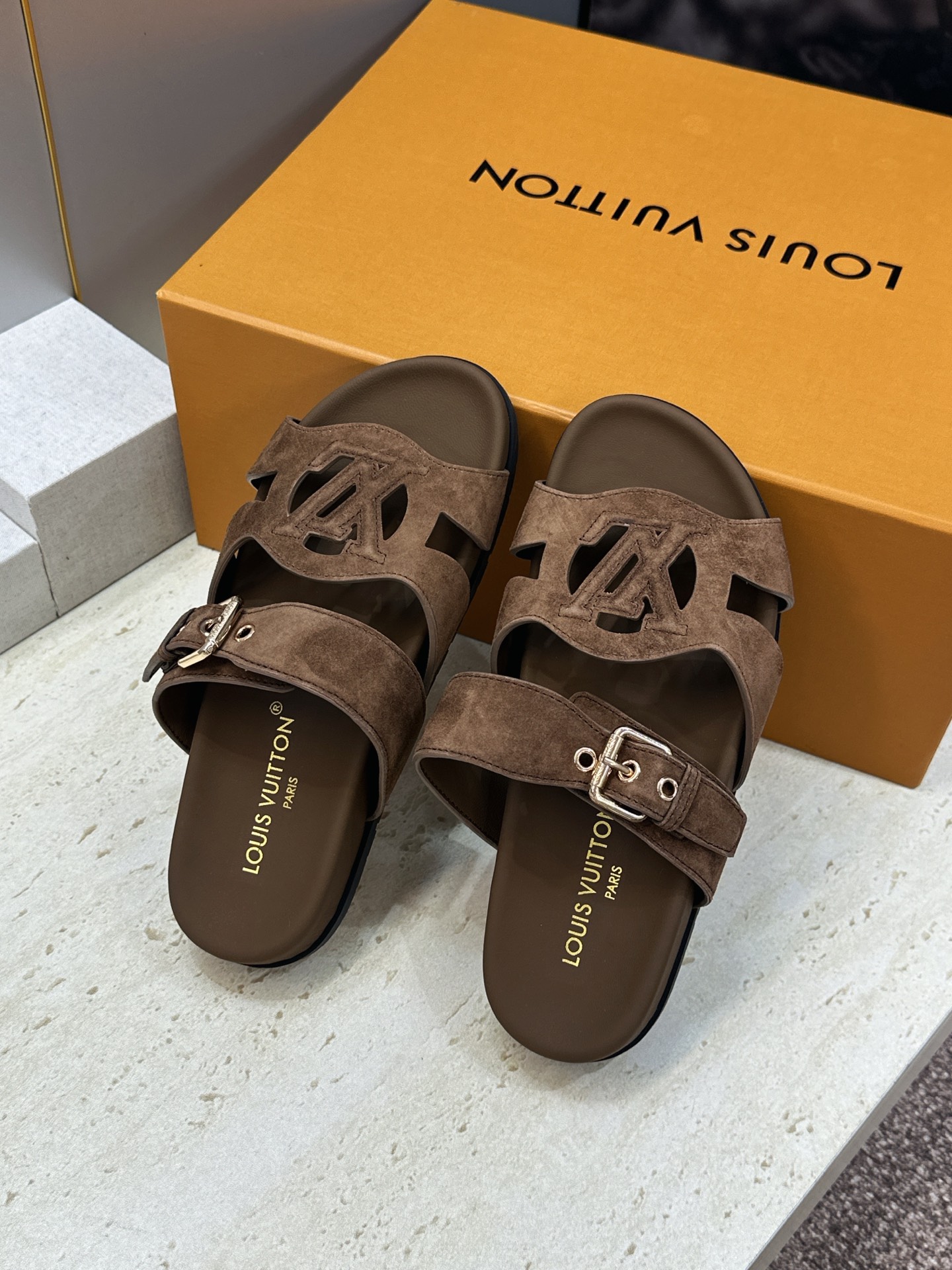 顶级版 Louis Vuitton 2026春夏新款果冻色镂空女鞋 LV 字母logo五金扣厚底圆头沙滩凉拖鞋 材质：鞋