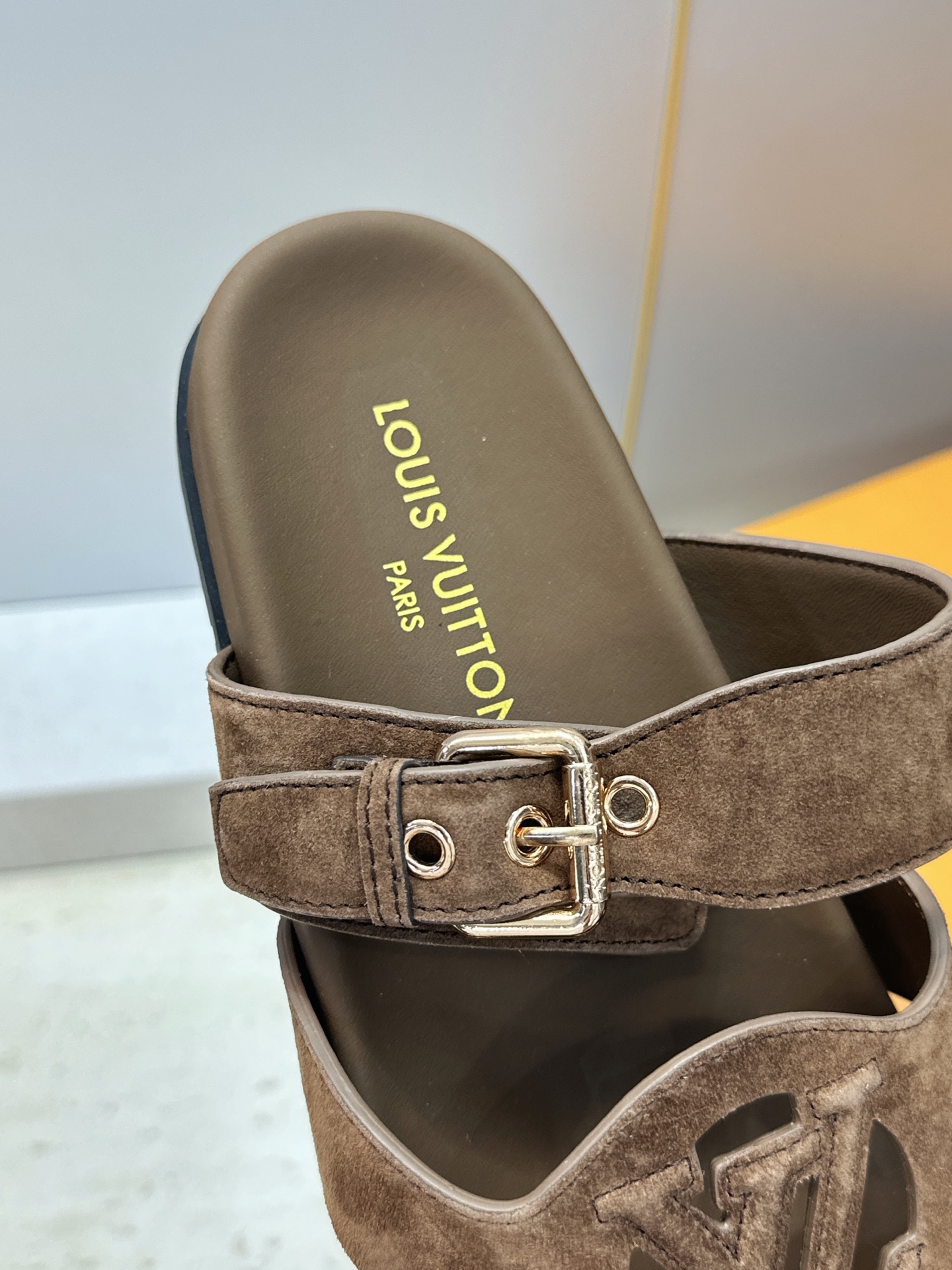 顶级版 Louis Vuitton 2026春夏新款果冻色镂空女鞋 LV 字母logo五金扣厚底圆头沙滩凉拖鞋 材质：鞋