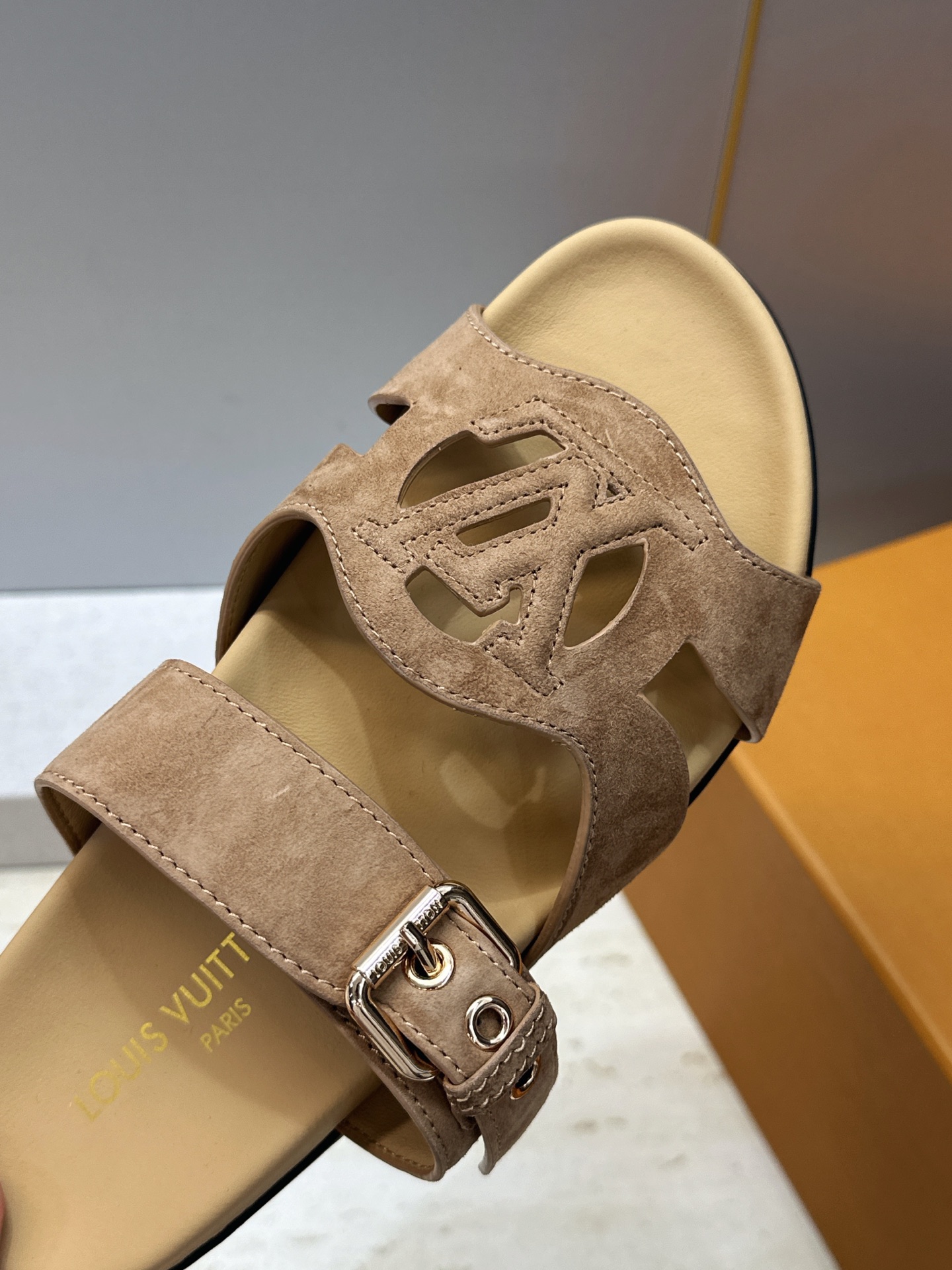 顶级版 Louis Vuitton 2026春夏新款果冻色镂空女鞋 LV 字母logo五金扣厚底圆头沙滩凉拖鞋 材质:鞋 顶级版 Louis Vuitton 2026春夏新款果冻色镂空女鞋 LV 字母logo五金扣厚底圆头沙滩凉拖鞋 材质:鞋