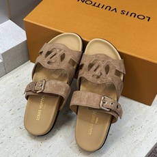 顶级版 Louis Vuitton 2026春夏新款果冻色镂空女鞋 LV 字母logo五金扣厚底圆头沙滩凉拖鞋 材质:鞋 顶级版 Louis Vuitton 2026春夏新款果冻色镂空女鞋 LV 字母logo五金扣厚底圆头沙滩凉拖鞋 材质:鞋