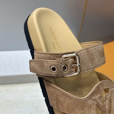 顶级版 Louis Vuitton 2026春夏新款果冻色镂空女鞋 LV 字母logo五金扣厚底圆头沙滩凉拖鞋 材质:鞋 顶级版 Louis Vuitton 2026春夏新款果冻色镂空女鞋 LV 字母logo五金扣厚底圆头沙滩凉拖鞋 材质:鞋