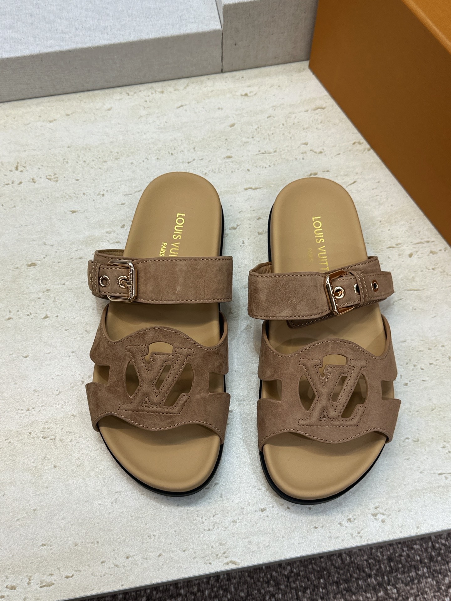 顶级版 Louis Vuitton 2026春夏新款果冻色镂空女鞋 LV 字母logo五金扣厚底圆头沙滩凉拖鞋 材质:鞋 顶级版 Louis Vuitton 2026春夏新款果冻色镂空女鞋 LV 字母logo五金扣厚底圆头沙滩凉拖鞋 材质:鞋
