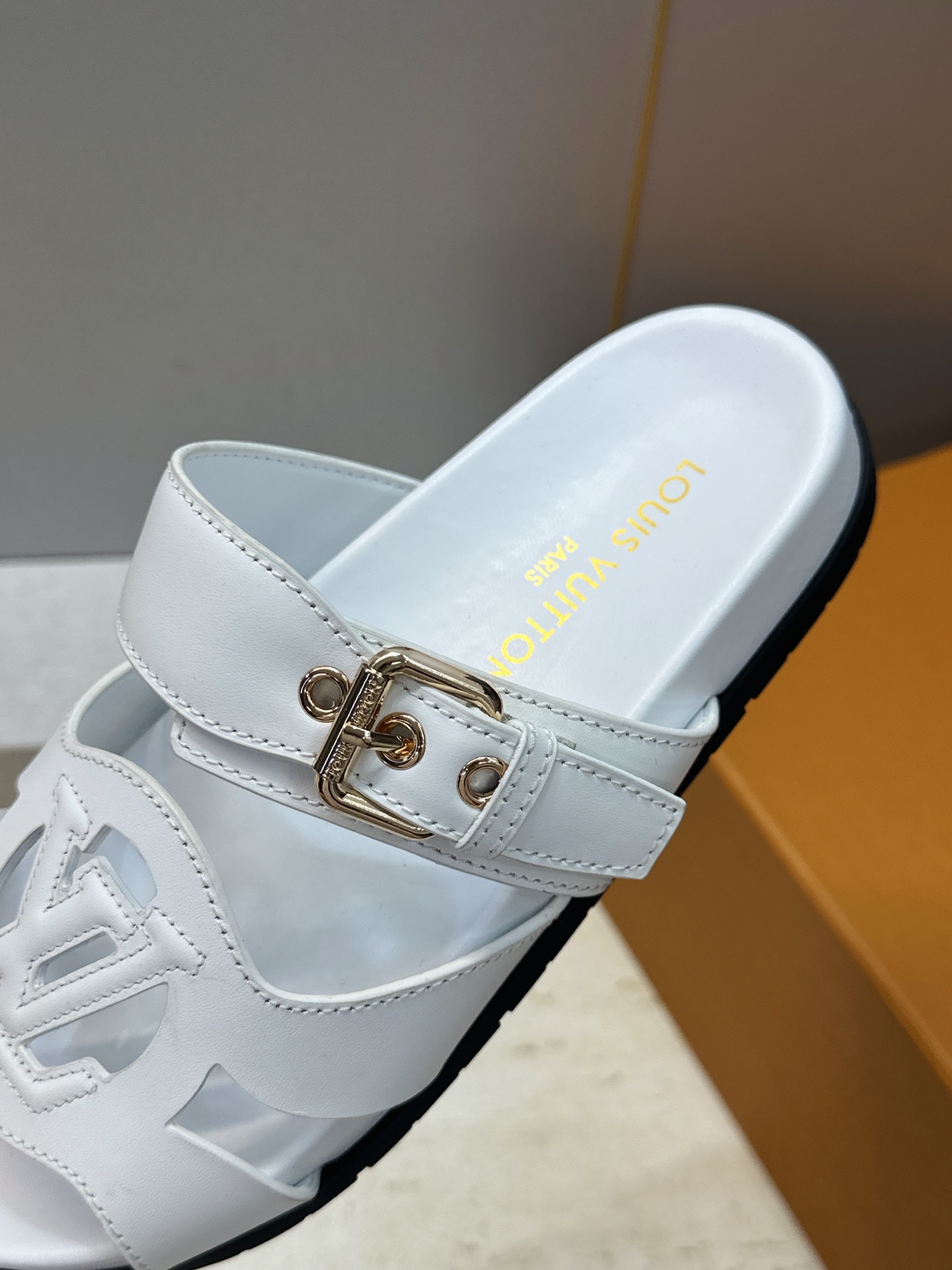 顶级版 Louis Vuitton 2026春夏新款果冻色镂空女鞋 LV 字母logo五金扣厚底圆头沙滩凉拖鞋 材质：鞋