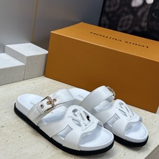 顶级版 Louis Vuitton 2026春夏新款果冻色镂空女鞋 LV 字母logo五金扣厚底圆头沙滩凉拖鞋 材质:鞋 顶级版 Louis Vuitton 2026春夏新款果冻色镂空女鞋 LV 字母logo五金扣厚底圆头沙滩凉拖鞋 材质:鞋