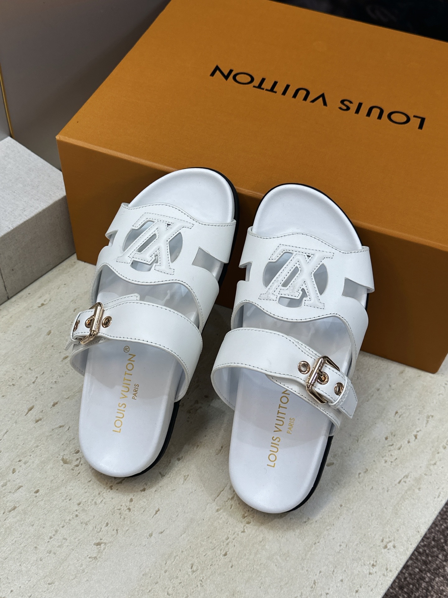 顶级版 Louis Vuitton 2026春夏新款果冻色镂空女鞋 LV 字母logo五金扣厚底圆头沙滩凉拖鞋 材质：鞋