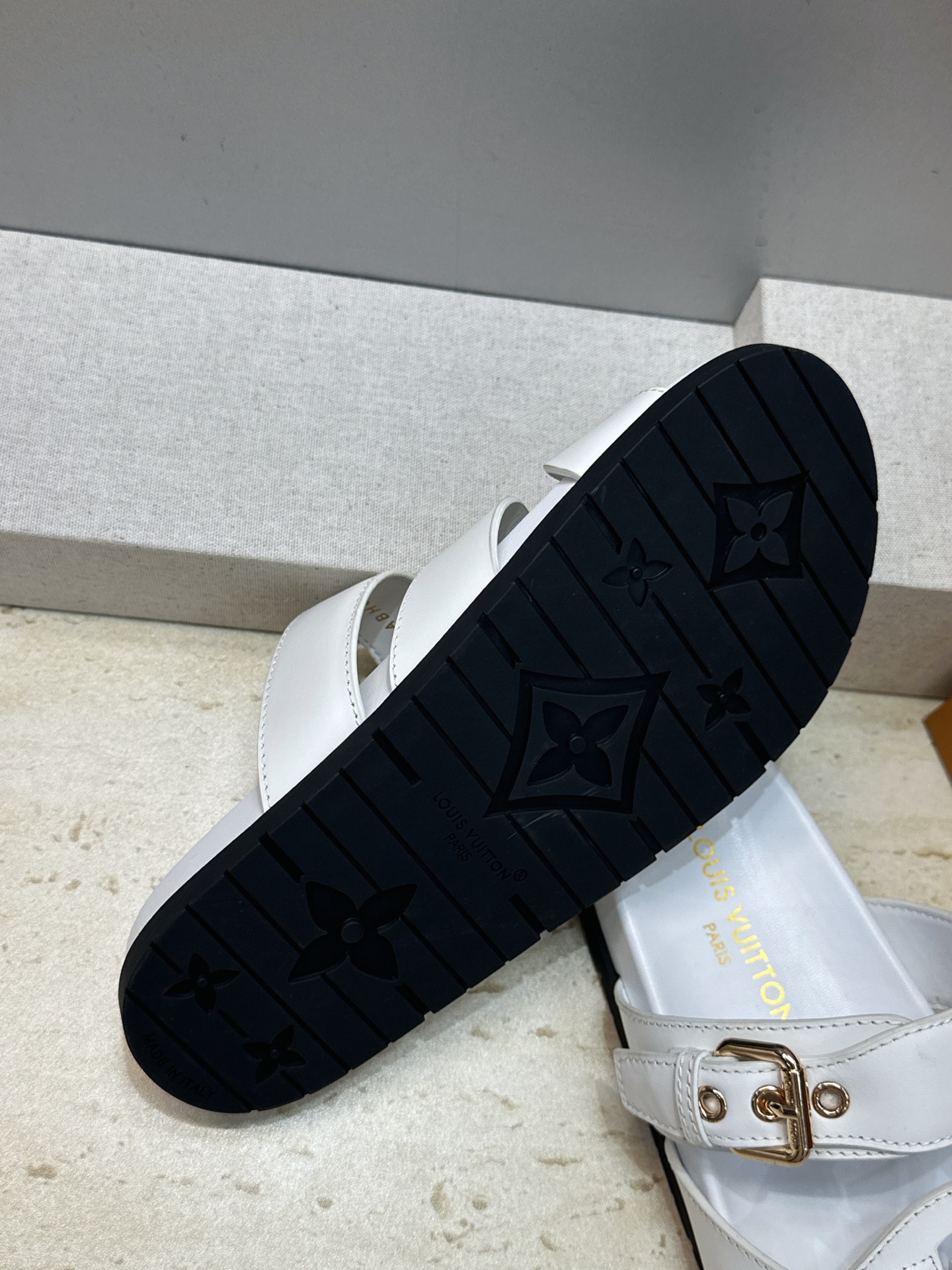 顶级版 Louis Vuitton 2026春夏新款果冻色镂空女鞋 LV 字母logo五金扣厚底圆头沙滩凉拖鞋 材质：鞋