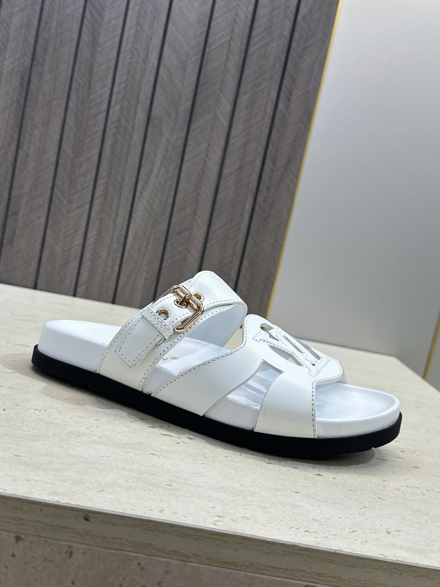 顶级版 Louis Vuitton 2026春夏新款果冻色镂空女鞋 LV 字母logo五金扣厚底圆头沙滩凉拖鞋 材质：鞋