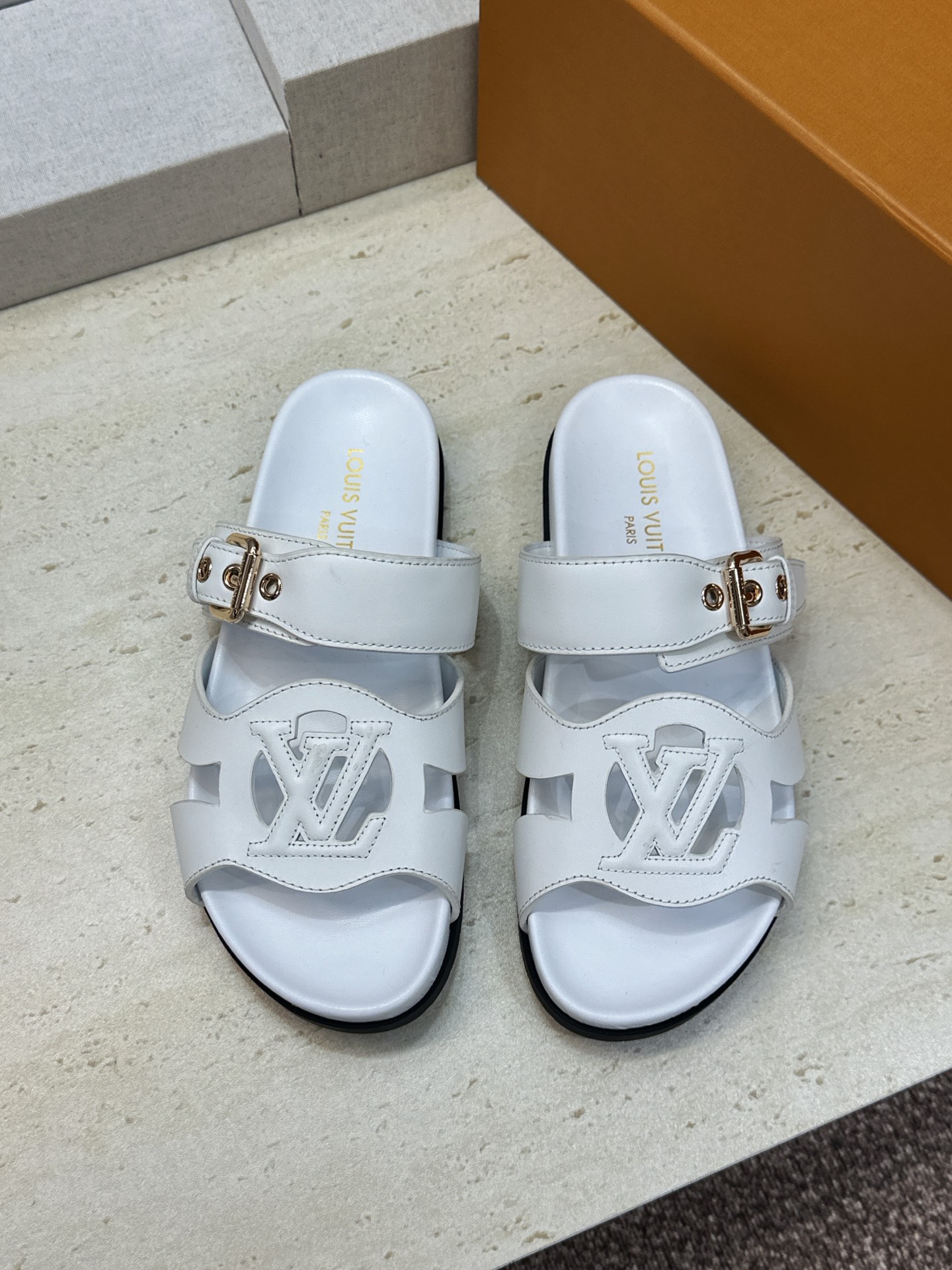 顶级版 Louis Vuitton 2026春夏新款果冻色镂空女鞋 LV 字母logo五金扣厚底圆头沙滩凉拖鞋 材质：鞋