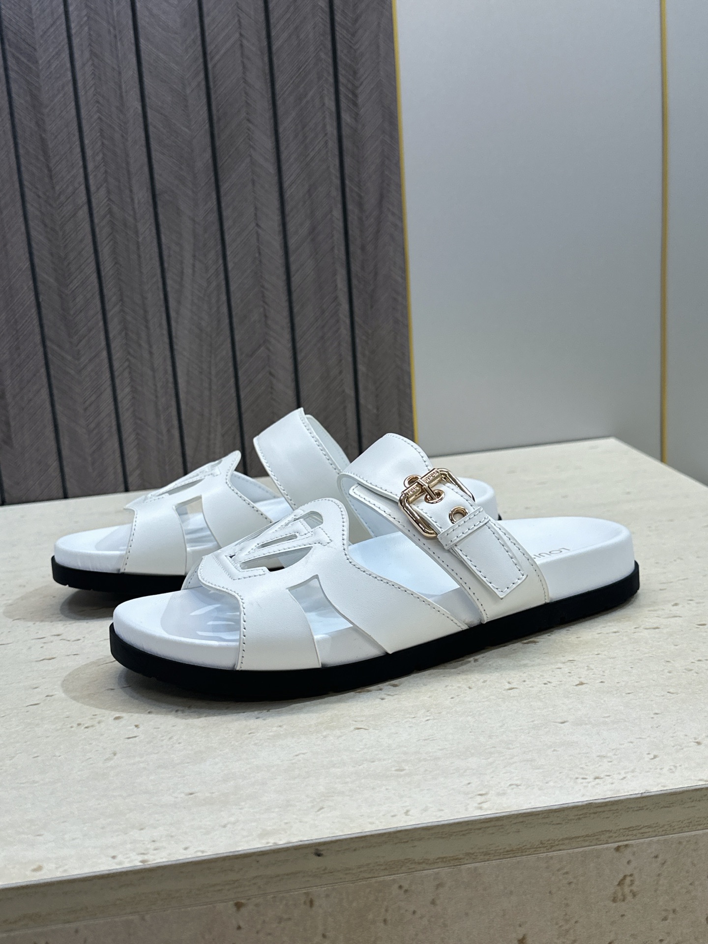 顶级版 Louis Vuitton 2026春夏新款果冻色镂空女鞋 LV 字母logo五金扣厚底圆头沙滩凉拖鞋 材质：鞋