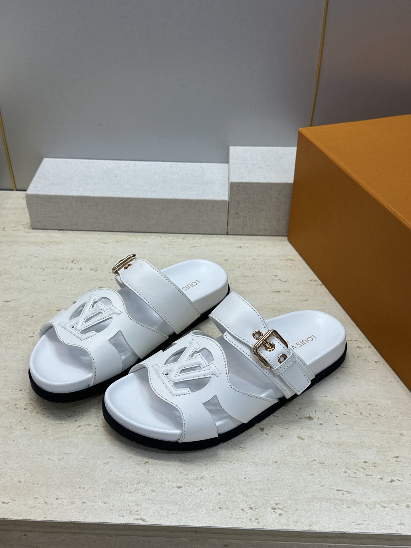 顶级版 Louis Vuitton 2026春夏新款果冻色镂空女鞋 LV 字母logo五金扣厚底圆头沙滩凉拖鞋 材质：鞋
