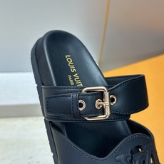 顶级版 Louis Vuitton 2026春夏新款果冻色镂空女鞋 LV 字母logo五金扣厚底圆头沙滩凉拖鞋 材质:鞋 顶级版 Louis Vuitton 2026春夏新款果冻色镂空女鞋 LV 字母logo五金扣厚底圆头沙滩凉拖鞋 材质:鞋