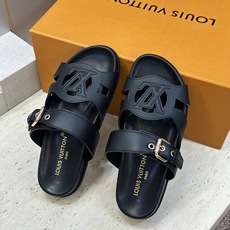 顶级版 Louis Vuitton 2026春夏新款果冻色镂空女鞋 LV 字母logo五金扣厚底圆头沙滩凉拖鞋 材质:鞋 顶级版 Louis Vuitton 2026春夏新款果冻色镂空女鞋 LV 字母logo五金扣厚底圆头沙滩凉拖鞋 材质:鞋