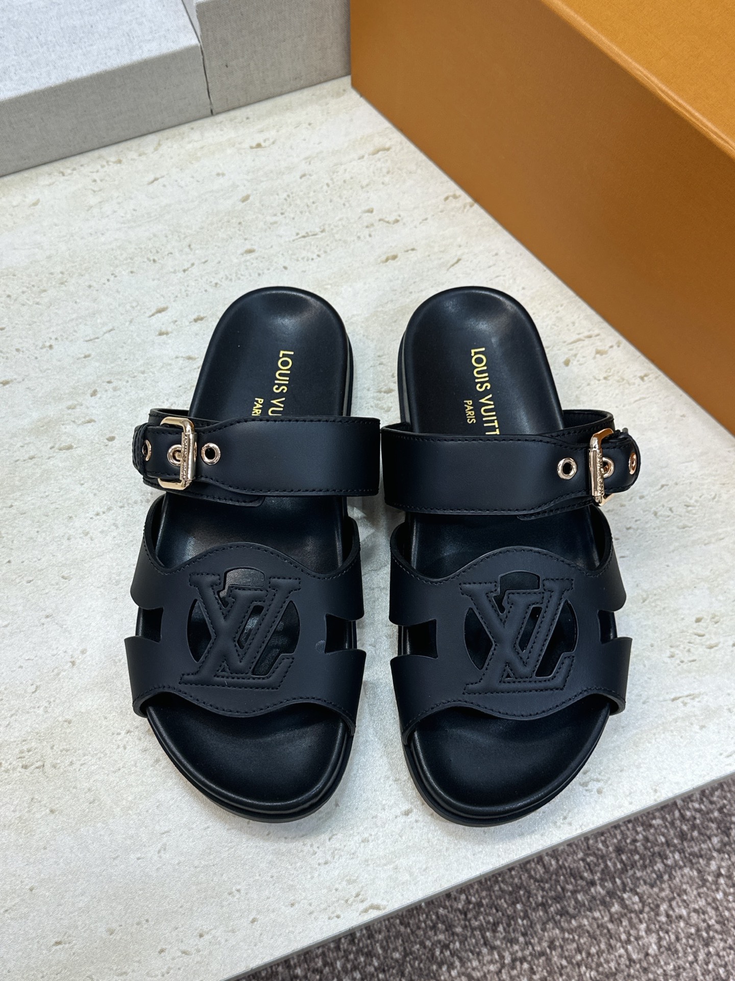 顶级版 Louis Vuitton 2026春夏新款果冻色镂空女鞋 LV 字母logo五金扣厚底圆头沙滩凉拖鞋 材质:鞋 顶级版 Louis Vuitton 2026春夏新款果冻色镂空女鞋 LV 字母logo五金扣厚底圆头沙滩凉拖鞋 材质:鞋