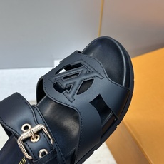 顶级版 Louis Vuitton 2026春夏新款果冻色镂空女鞋 LV 字母logo五金扣厚底圆头沙滩凉拖鞋 材质:鞋 顶级版 Louis Vuitton 2026春夏新款果冻色镂空女鞋 LV 字母logo五金扣厚底圆头沙滩凉拖鞋 材质:鞋
