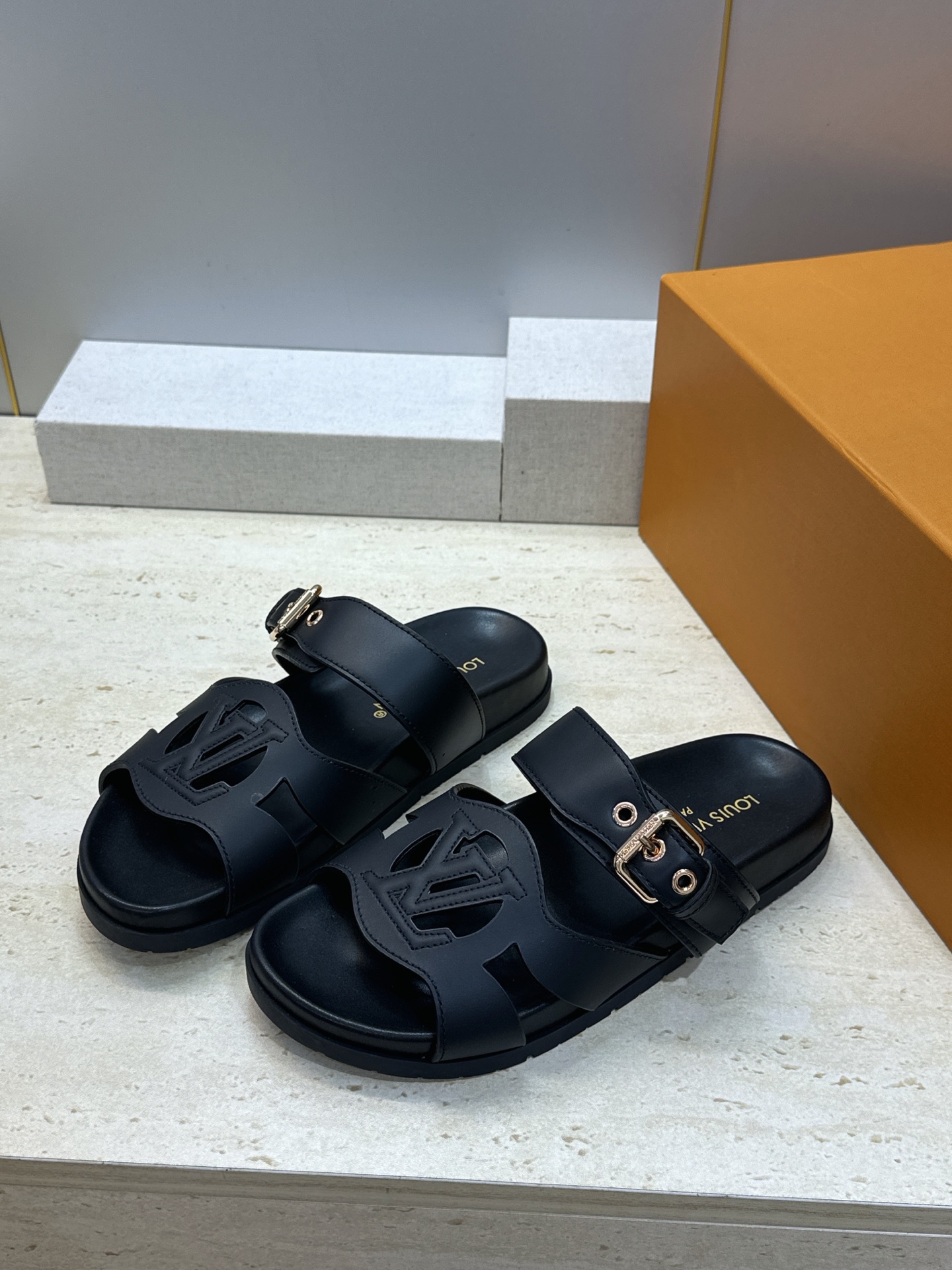 顶级版 Louis Vuitton 2026春夏新款果冻色镂空女鞋 LV 字母logo五金扣厚底圆头沙滩凉拖鞋 材质:鞋 顶级版 Louis Vuitton 2026春夏新款果冻色镂空女鞋 LV 字母logo五金扣厚底圆头沙滩凉拖鞋 材质:鞋