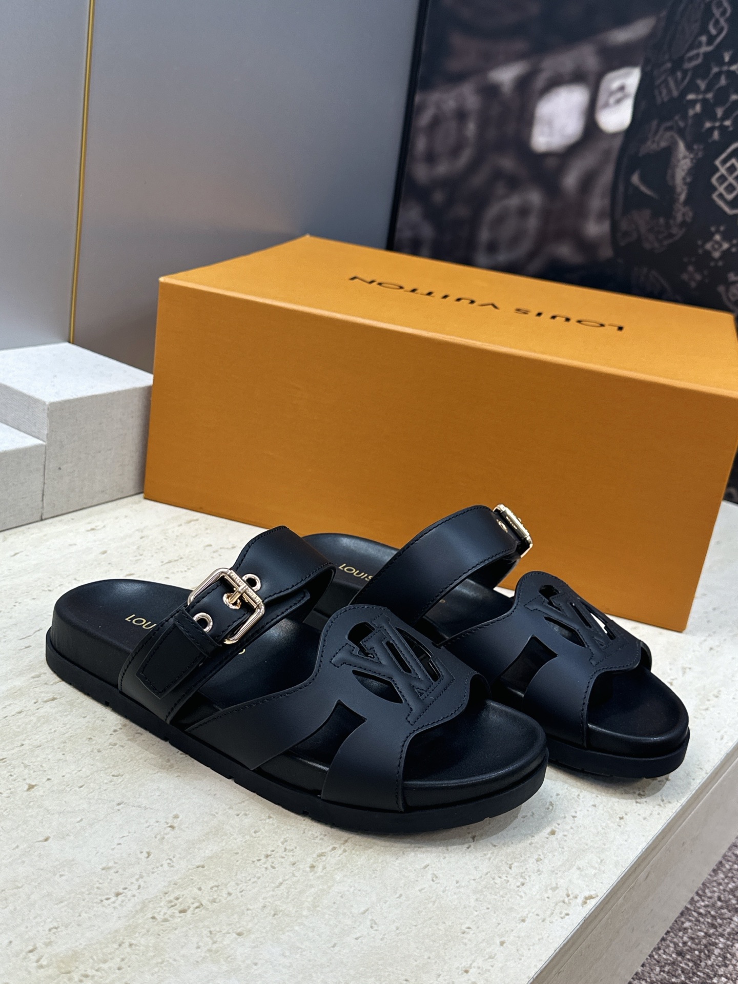 顶级版 Louis Vuitton 2026春夏新款果冻色镂空女鞋 LV 字母logo五金扣厚底圆头沙滩凉拖鞋 材质:鞋 顶级版 Louis Vuitton 2026春夏新款果冻色镂空女鞋 LV 字母logo五金扣厚底圆头沙滩凉拖鞋 材质:鞋