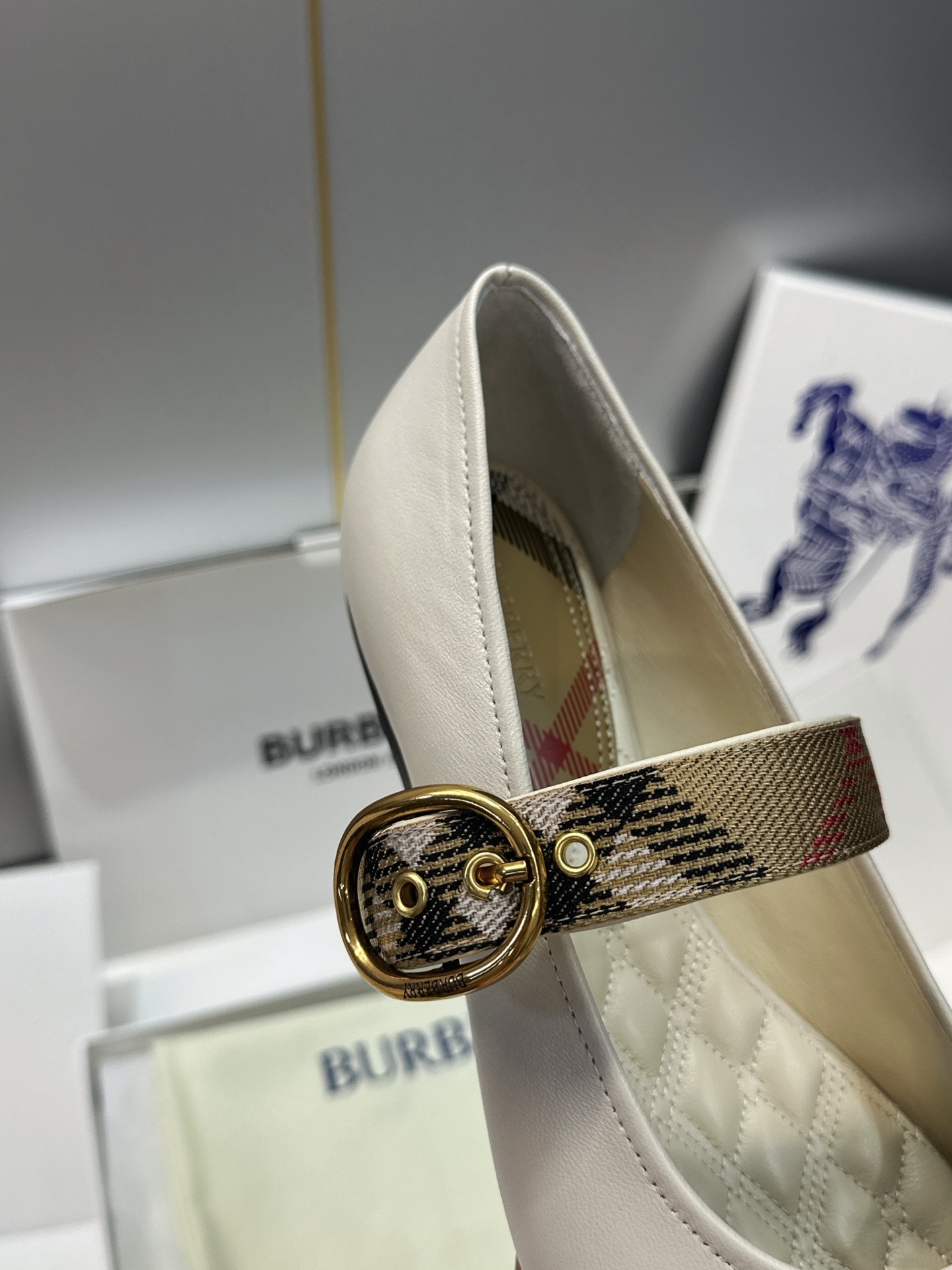(配全套飞机盒) 莞货 代购级 Burberry 博柏利 2026秋冬新款时尚舒适玛丽珍女鞋  B家字母logo五金扣平