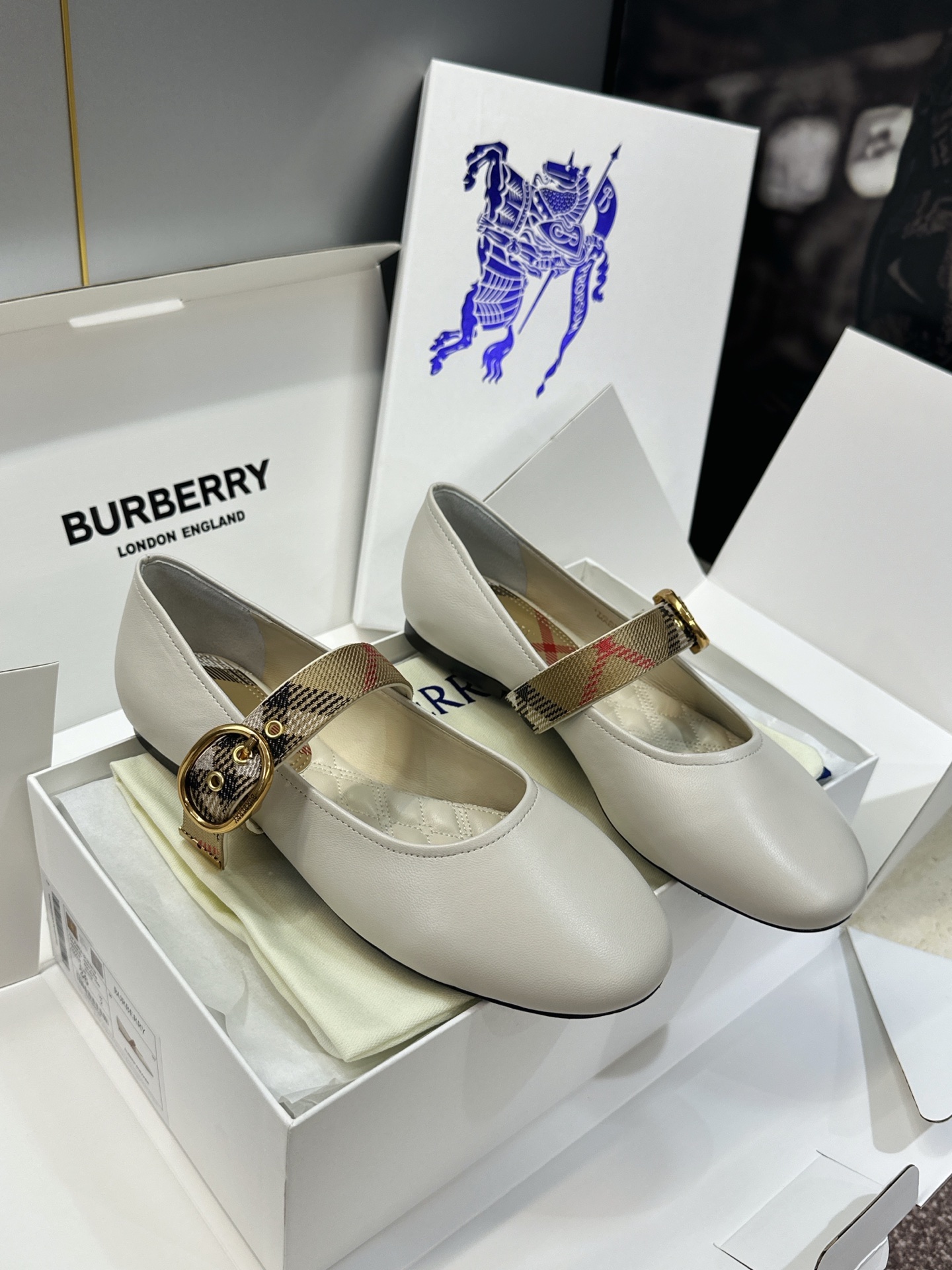 (配全套飞机盒) 莞货 代购级 Burberry 博柏利 2026秋冬新款时尚舒适玛丽珍女鞋 B家字母logo五金扣平 (配全套飞机盒) 莞货 代购级 Burberry 博柏利 2026秋冬新款时尚舒适玛丽珍女鞋 B家字母logo五金扣平