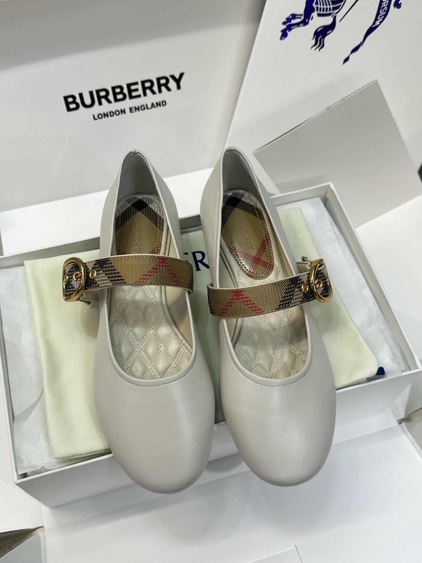 (配全套飞机盒) 莞货 代购级 Burberry 博柏利 2026秋冬新款时尚舒适玛丽珍女鞋  B家字母logo五金扣平