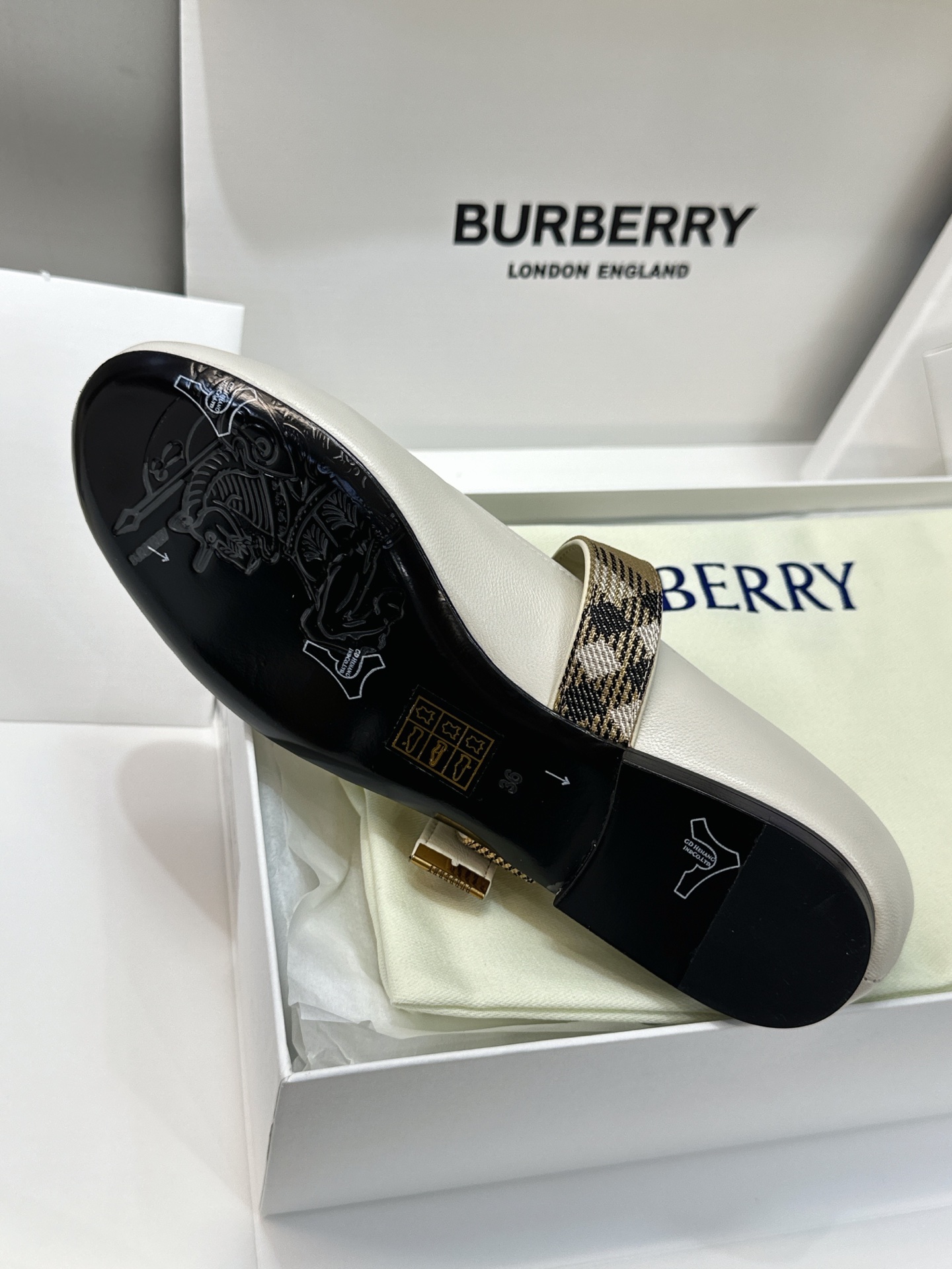 (配全套飞机盒) 莞货 代购级 Burberry 博柏利 2026秋冬新款时尚舒适玛丽珍女鞋  B家字母logo五金扣平
