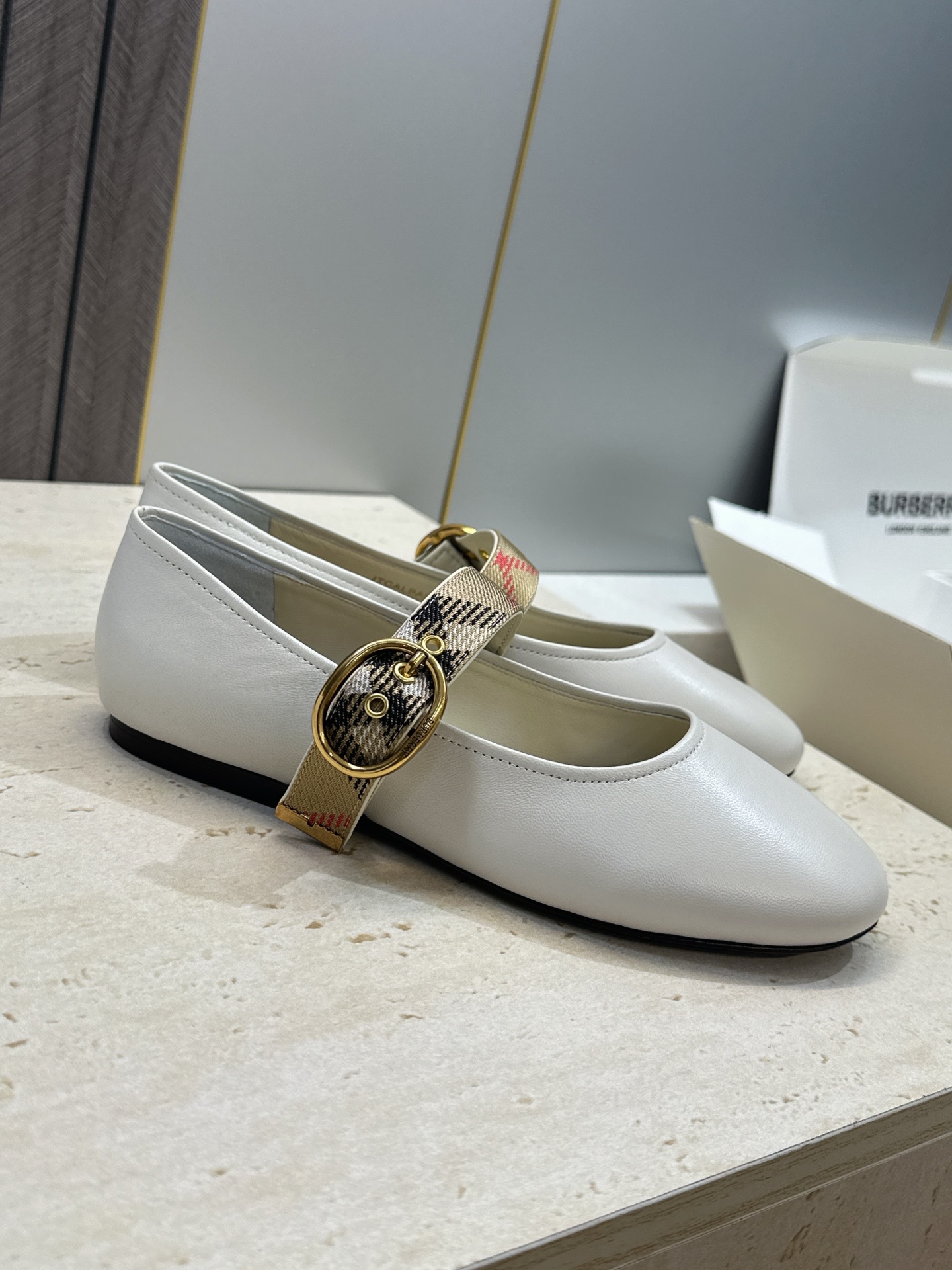 (配全套飞机盒) 莞货 代购级 Burberry 博柏利 2026秋冬新款时尚舒适玛丽珍女鞋  B家字母logo五金扣平