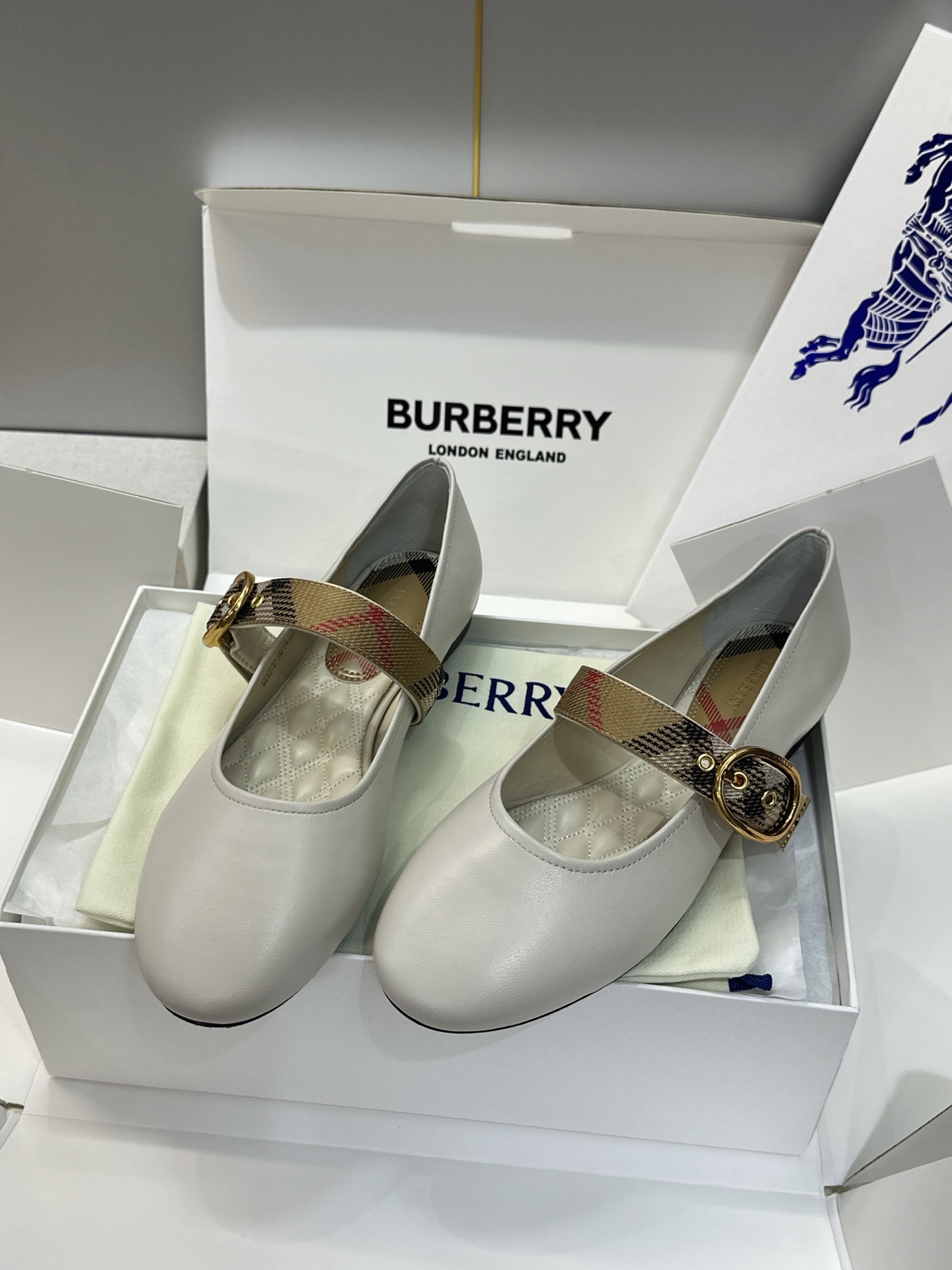(配全套飞机盒) 莞货 代购级 Burberry 博柏利 2026秋冬新款时尚舒适玛丽珍女鞋  B家字母logo五金扣平