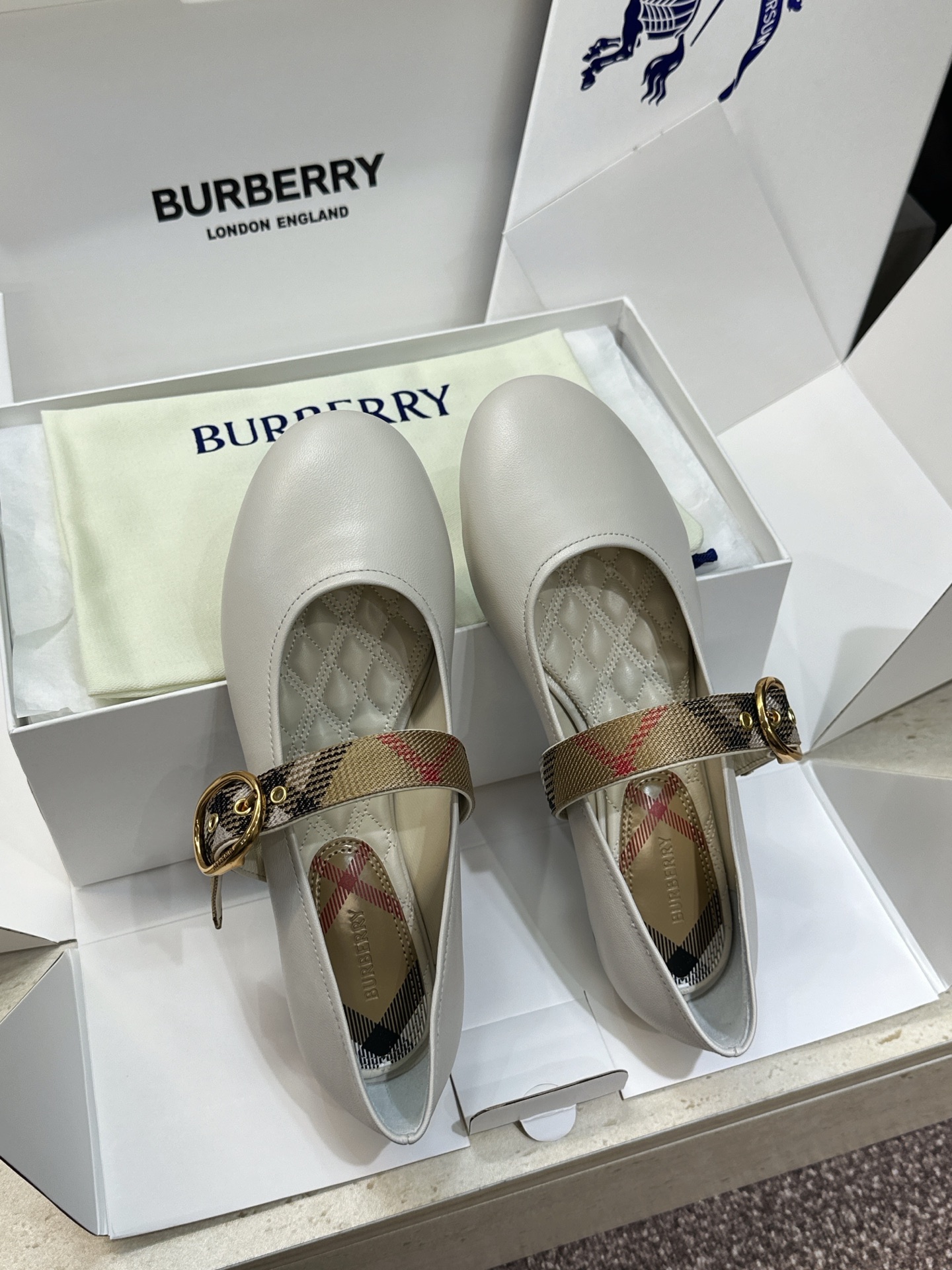 (配全套飞机盒) 莞货 代购级 Burberry 博柏利 2026秋冬新款时尚舒适玛丽珍女鞋  B家字母logo五金扣平