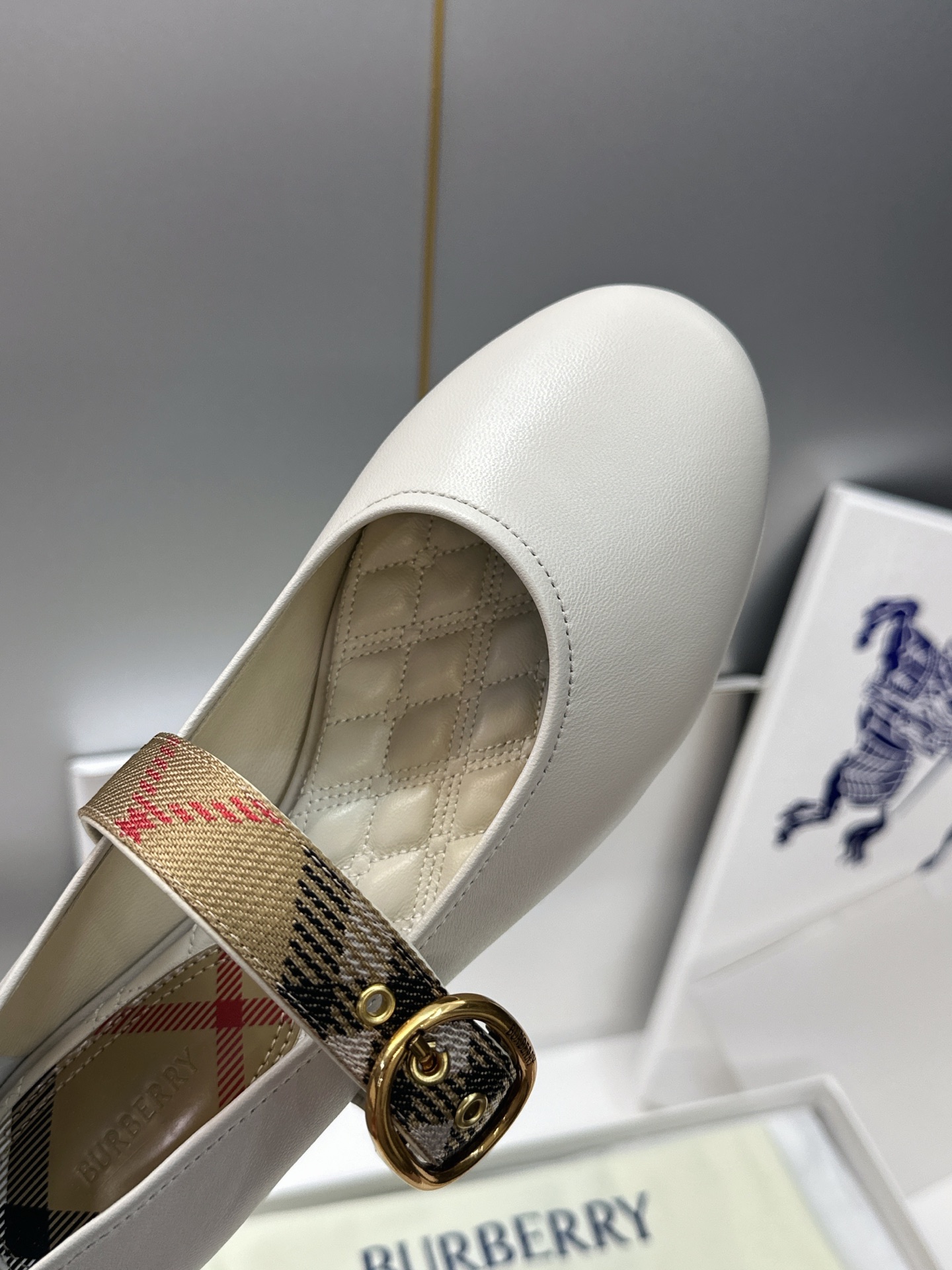 (配全套飞机盒) 莞货 代购级 Burberry 博柏利 2026秋冬新款时尚舒适玛丽珍女鞋  B家字母logo五金扣平