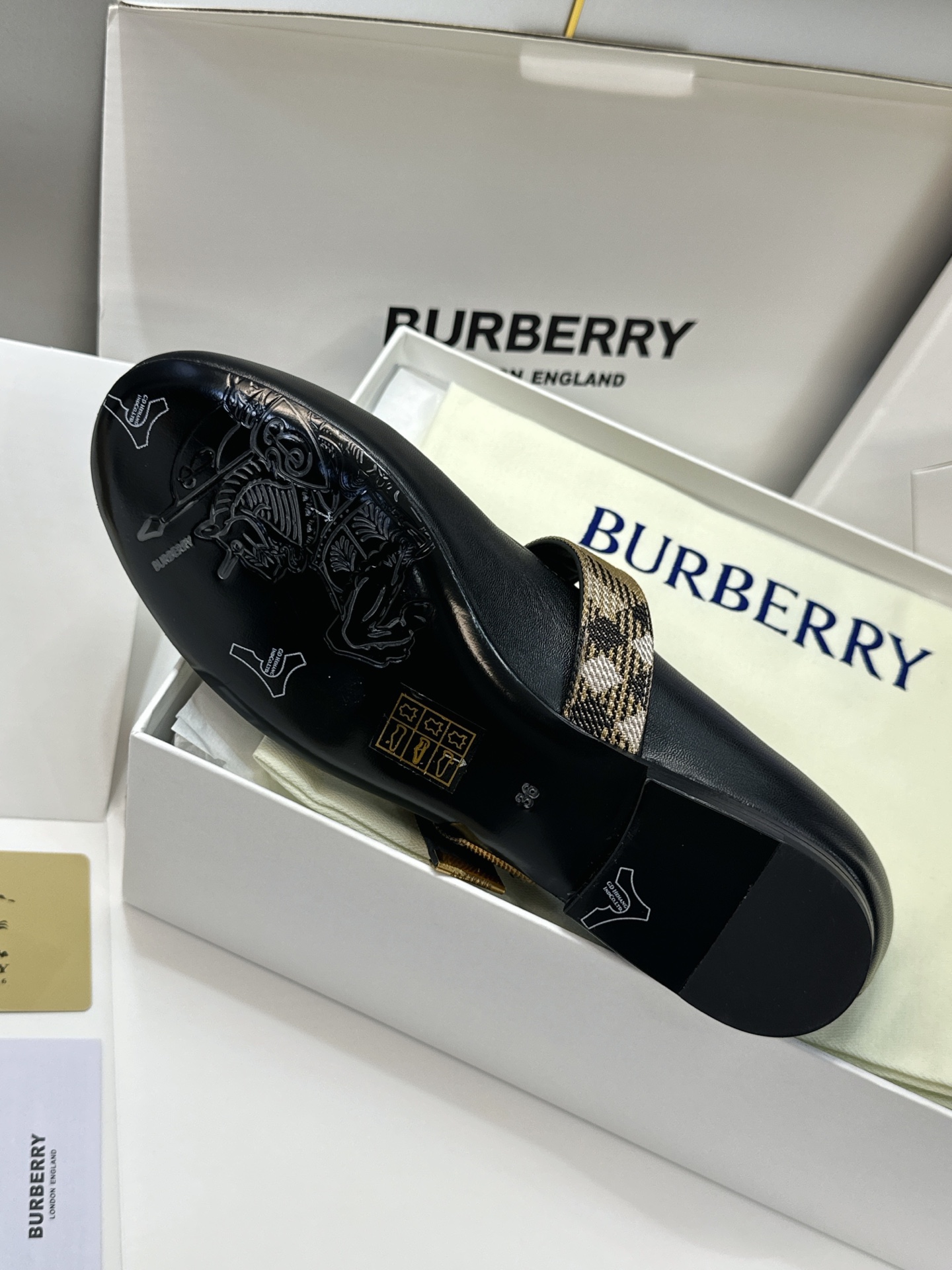 (配全套飞机盒) 莞货 代购级 Burberry 博柏利 2026秋冬新款时尚舒适玛丽珍女鞋  B家字母logo五金扣平