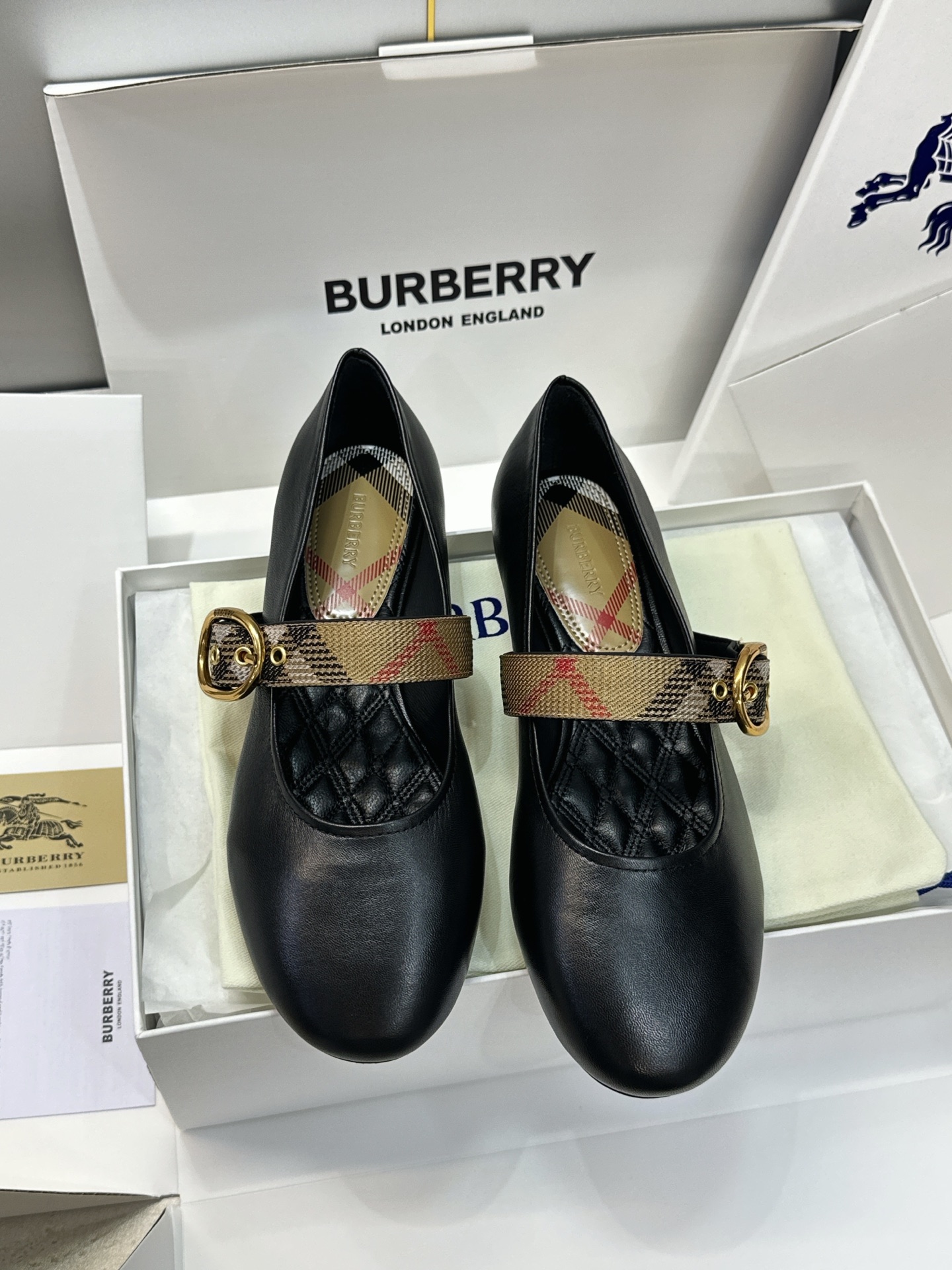 (配全套飞机盒) 莞货 代购级 Burberry 博柏利 2026秋冬新款时尚舒适玛丽珍女鞋  B家字母logo五金扣平