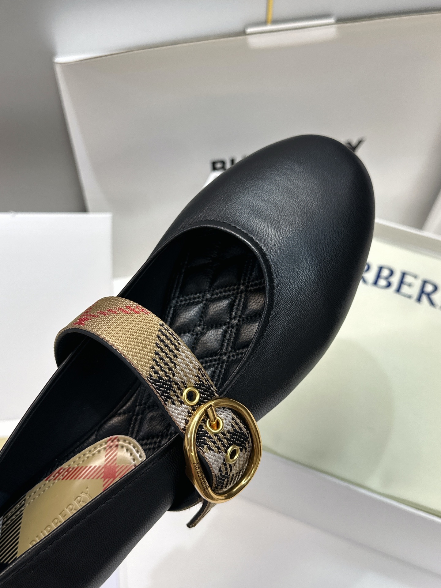 (配全套飞机盒) 莞货 代购级 Burberry 博柏利 2026秋冬新款时尚舒适玛丽珍女鞋  B家字母logo五金扣平