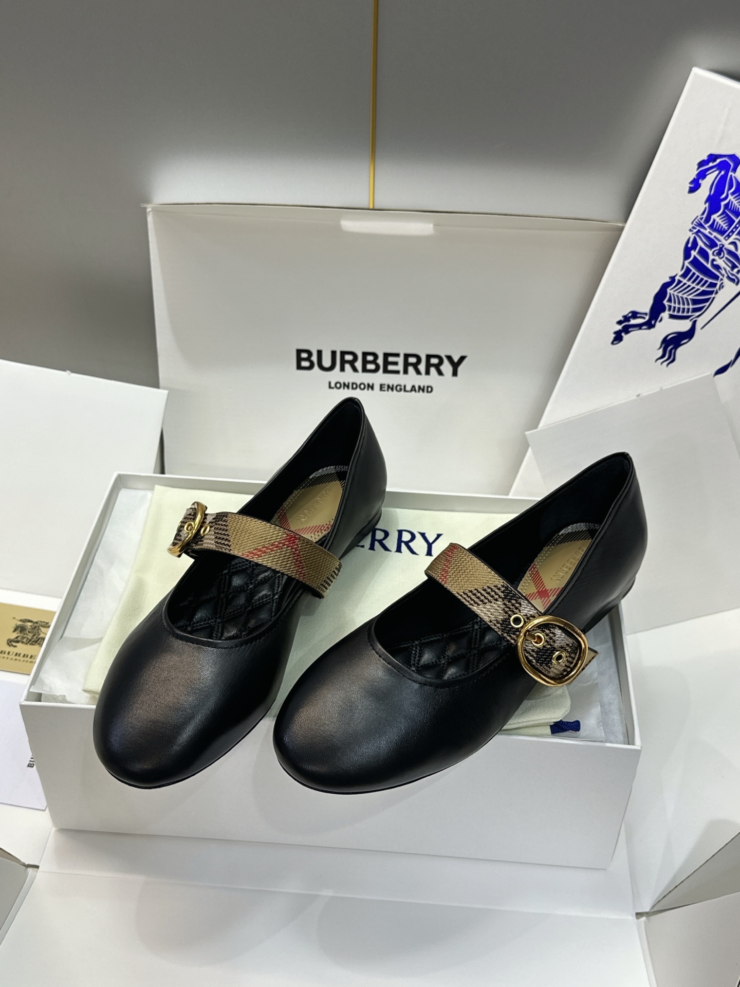 (配全套飞机盒) 莞货 代购级 Burberry 博柏利 2026秋冬新款时尚舒适玛丽珍女鞋  B家字母logo五金扣平