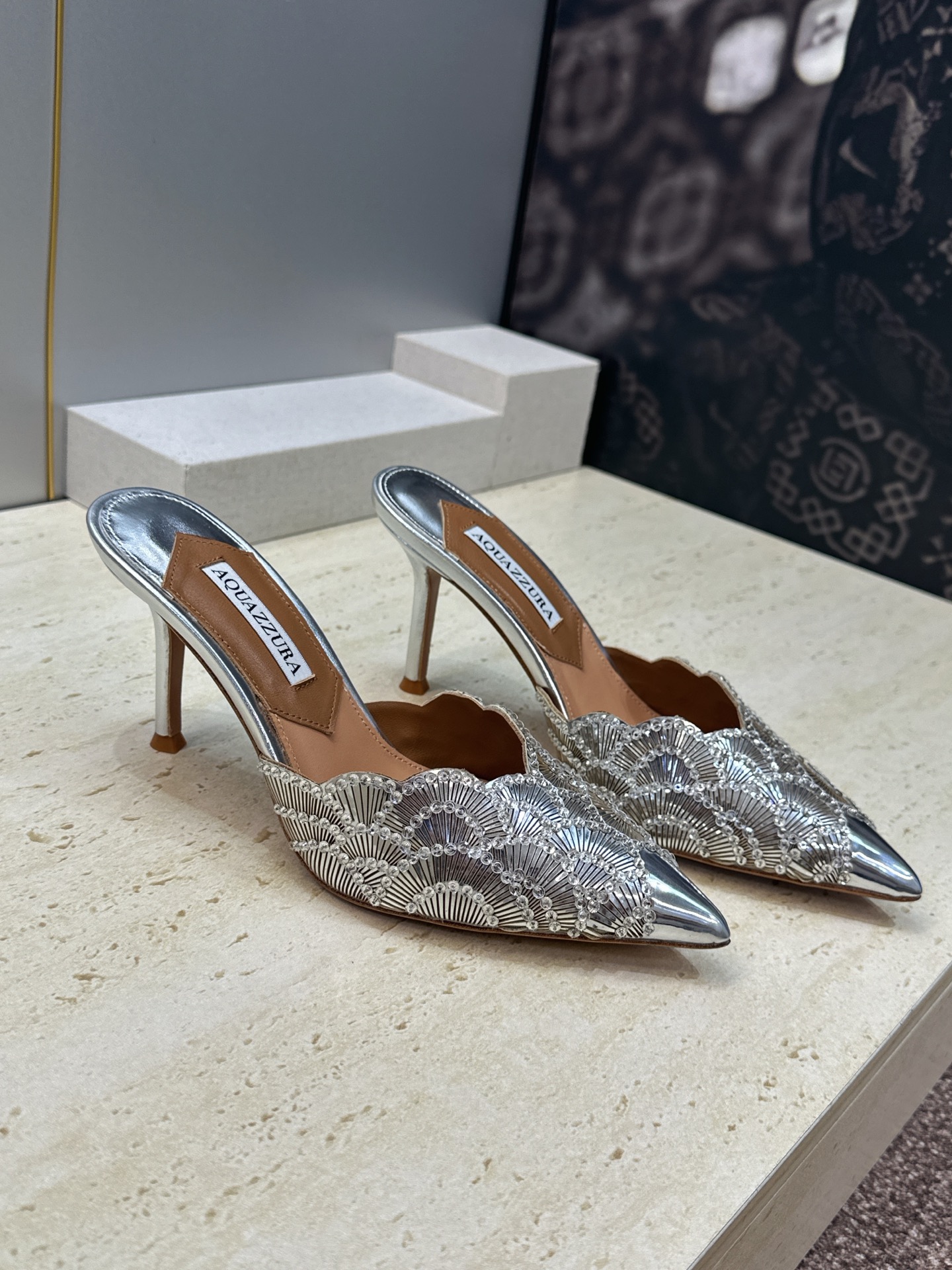 Aquazzura 2026春夏新款鱼鳞纹亮片拼色女鞋 大菠萝字母logo高跟尖头穆勒凉拖鞋 材质鞋面进口小牛皮/进口金 Aquazzura 2026春夏新款鱼鳞纹亮片拼色女鞋 大菠萝字母logo高跟尖头穆勒凉拖鞋 材质鞋面进口小牛皮/进口金