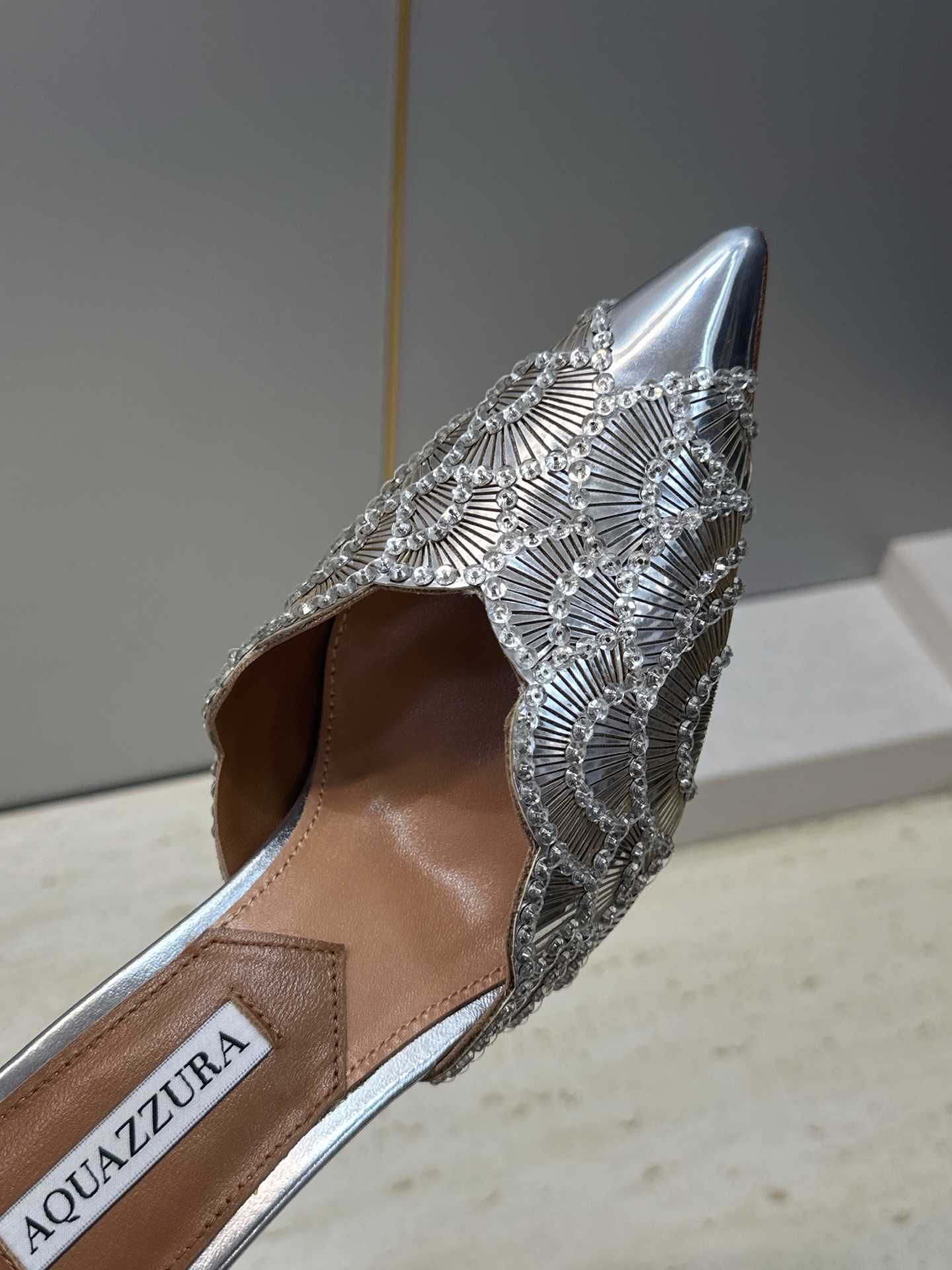 Aquazzura 2026春夏新款鱼鳞纹亮片拼色女鞋 大菠萝字母logo高跟尖头穆勒凉拖鞋 材质鞋面进口小牛皮/进口金