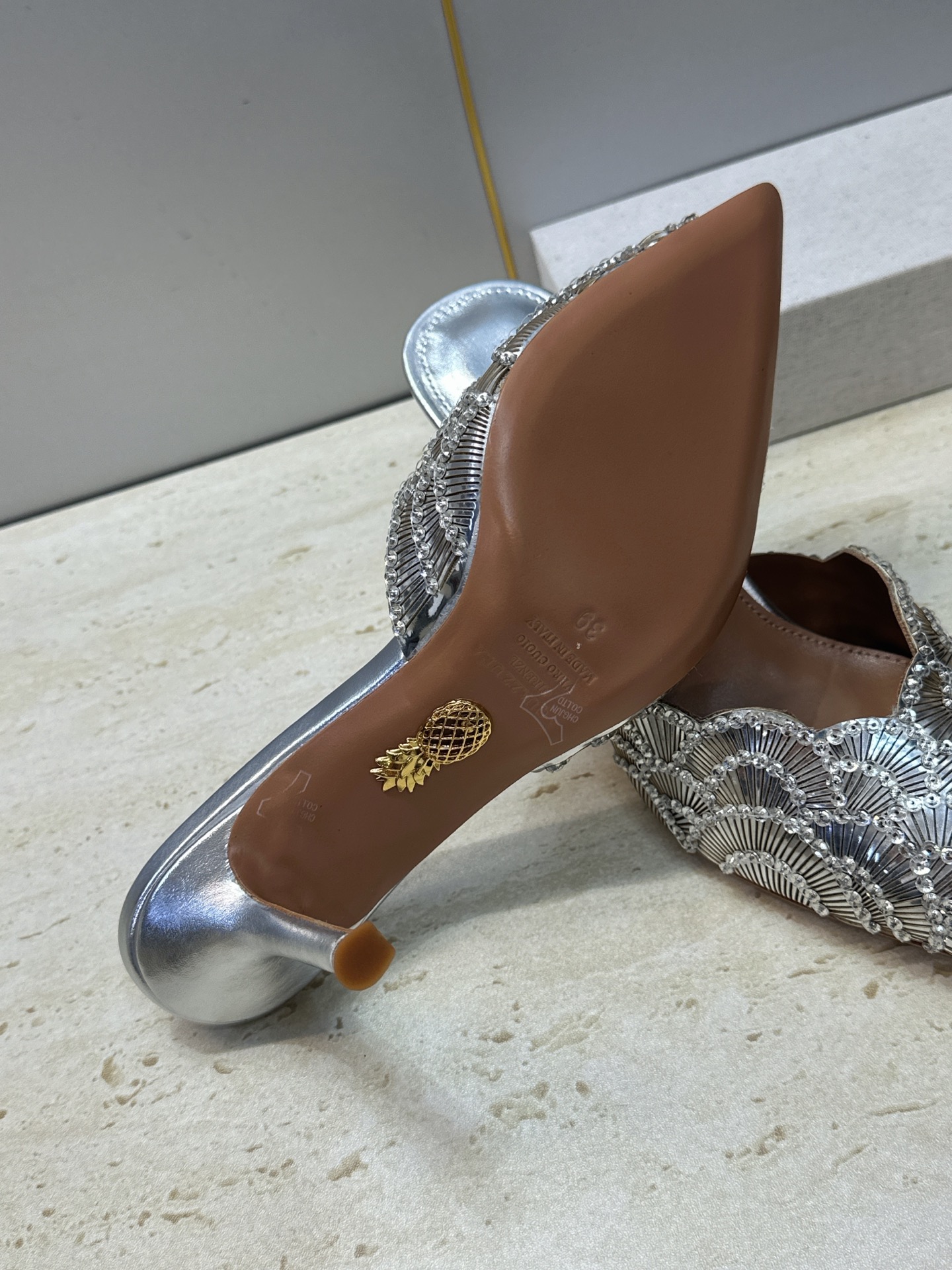 Aquazzura 2026春夏新款鱼鳞纹亮片拼色女鞋 大菠萝字母logo高跟尖头穆勒凉拖鞋 材质鞋面进口小牛皮/进口金