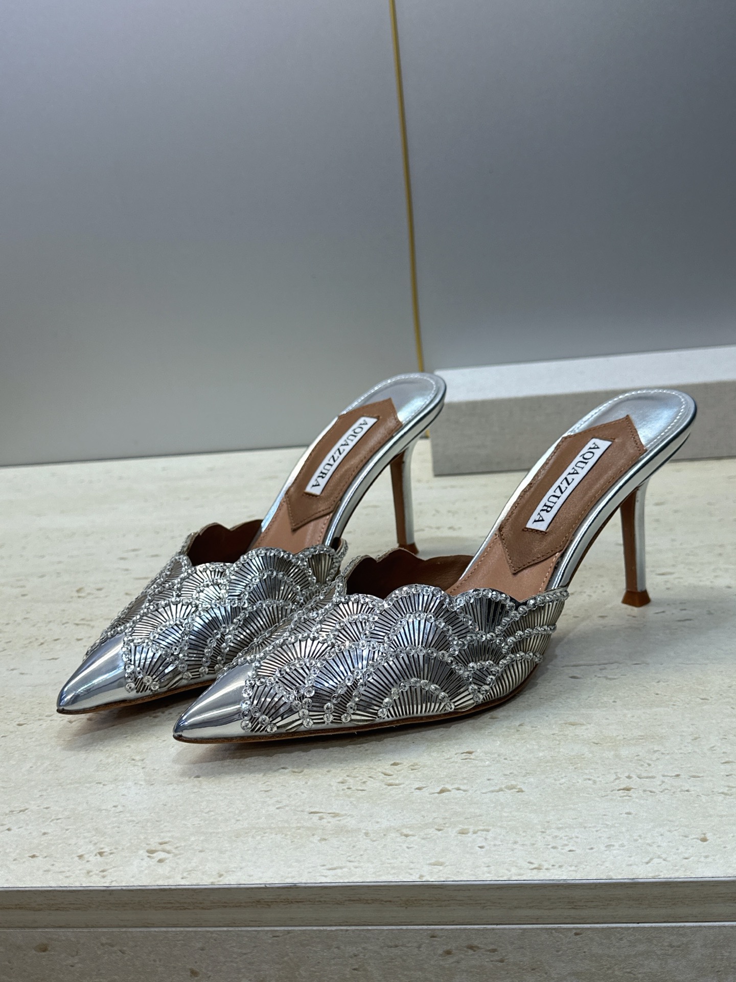 Aquazzura 2026春夏新款鱼鳞纹亮片拼色女鞋 大菠萝字母logo高跟尖头穆勒凉拖鞋 材质鞋面进口小牛皮/进口金