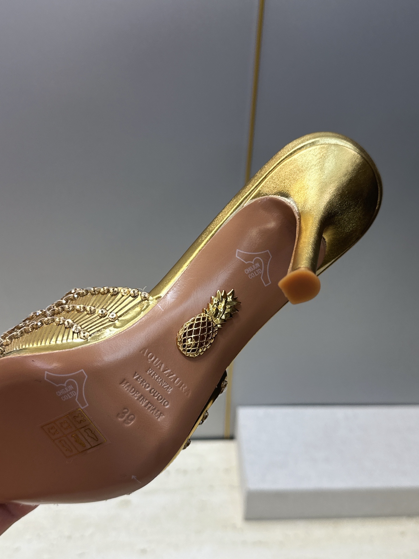 Aquazzura 2026春夏新款鱼鳞纹亮片拼色女鞋 大菠萝字母logo高跟尖头穆勒凉拖鞋 材质鞋面进口小牛皮/进口金