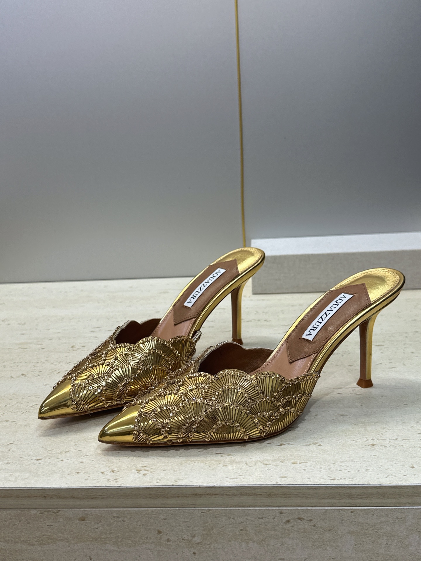 Aquazzura 2026春夏新款鱼鳞纹亮片拼色女鞋 大菠萝字母logo高跟尖头穆勒凉拖鞋 材质鞋面进口小牛皮/进口金