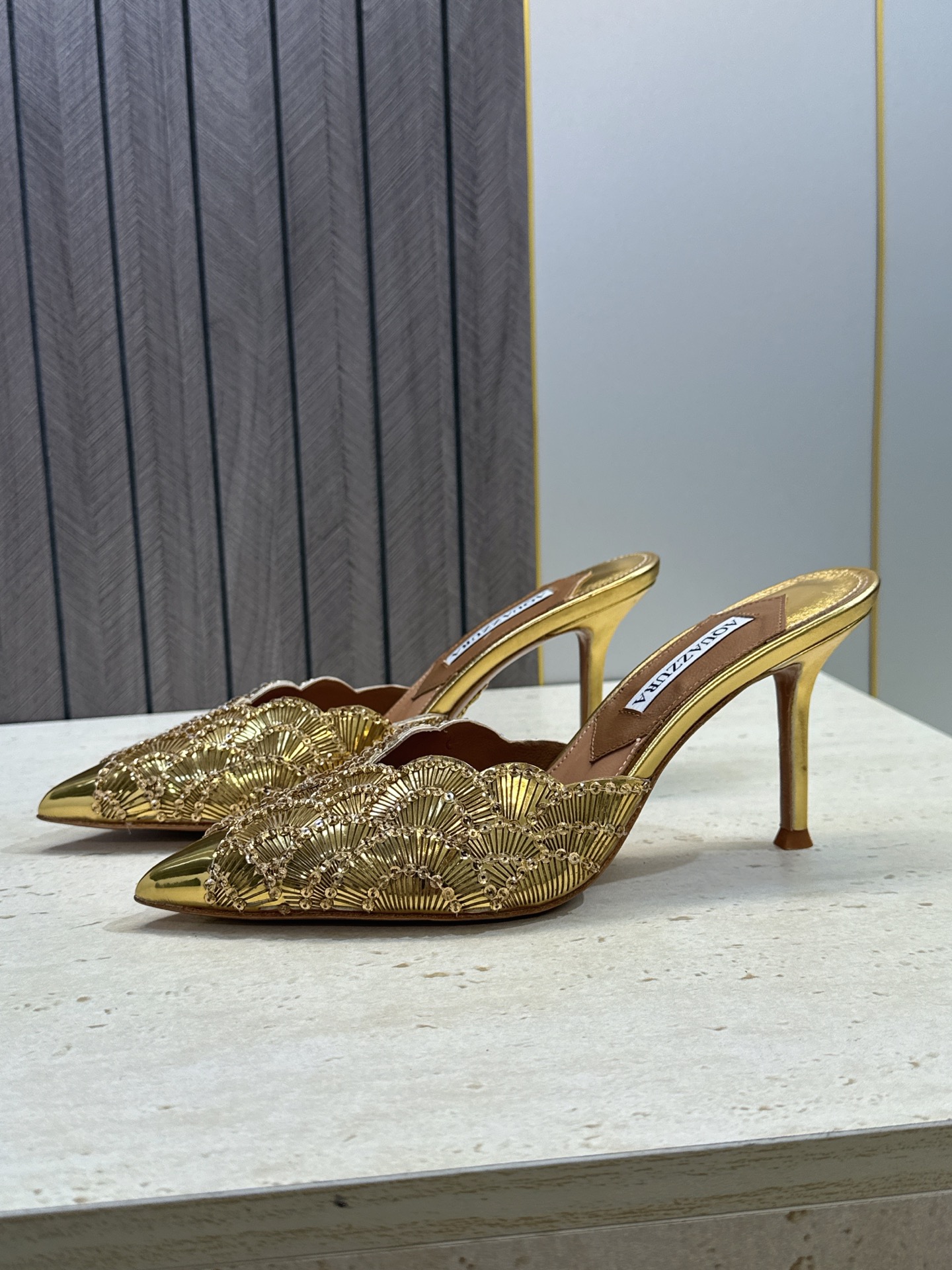 Aquazzura 2026春夏新款鱼鳞纹亮片拼色女鞋 大菠萝字母logo高跟尖头穆勒凉拖鞋 材质鞋面进口小牛皮/进口金