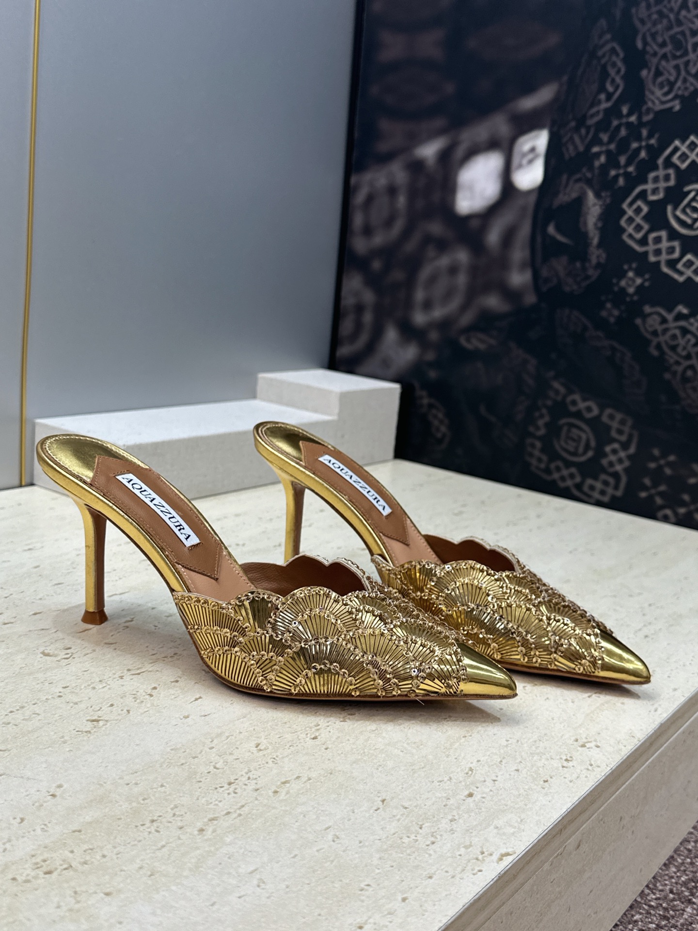 Aquazzura 2026春夏新款鱼鳞纹亮片拼色女鞋 大菠萝字母logo高跟尖头穆勒凉拖鞋 材质鞋面进口小牛皮/进口金 Aquazzura 2026春夏新款鱼鳞纹亮片拼色女鞋 大菠萝字母logo高跟尖头穆勒凉拖鞋 材质鞋面进口小牛皮/进口金