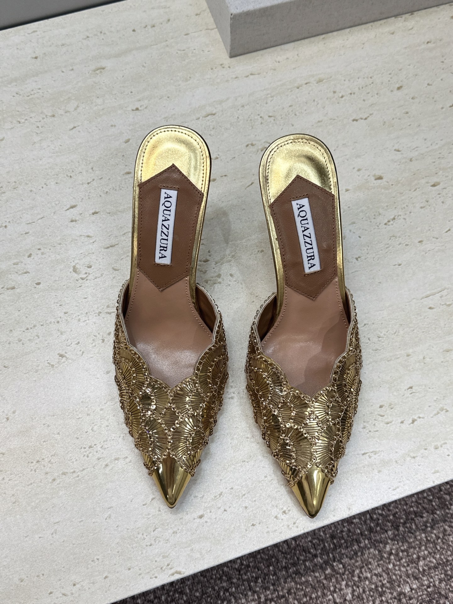 Aquazzura 2026春夏新款鱼鳞纹亮片拼色女鞋 大菠萝字母logo高跟尖头穆勒凉拖鞋 材质鞋面进口小牛皮/进口金