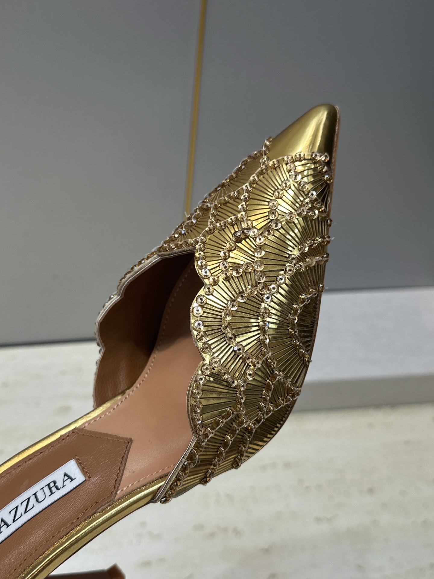 Aquazzura 2026春夏新款鱼鳞纹亮片拼色女鞋 大菠萝字母logo高跟尖头穆勒凉拖鞋 材质鞋面进口小牛皮/进口金