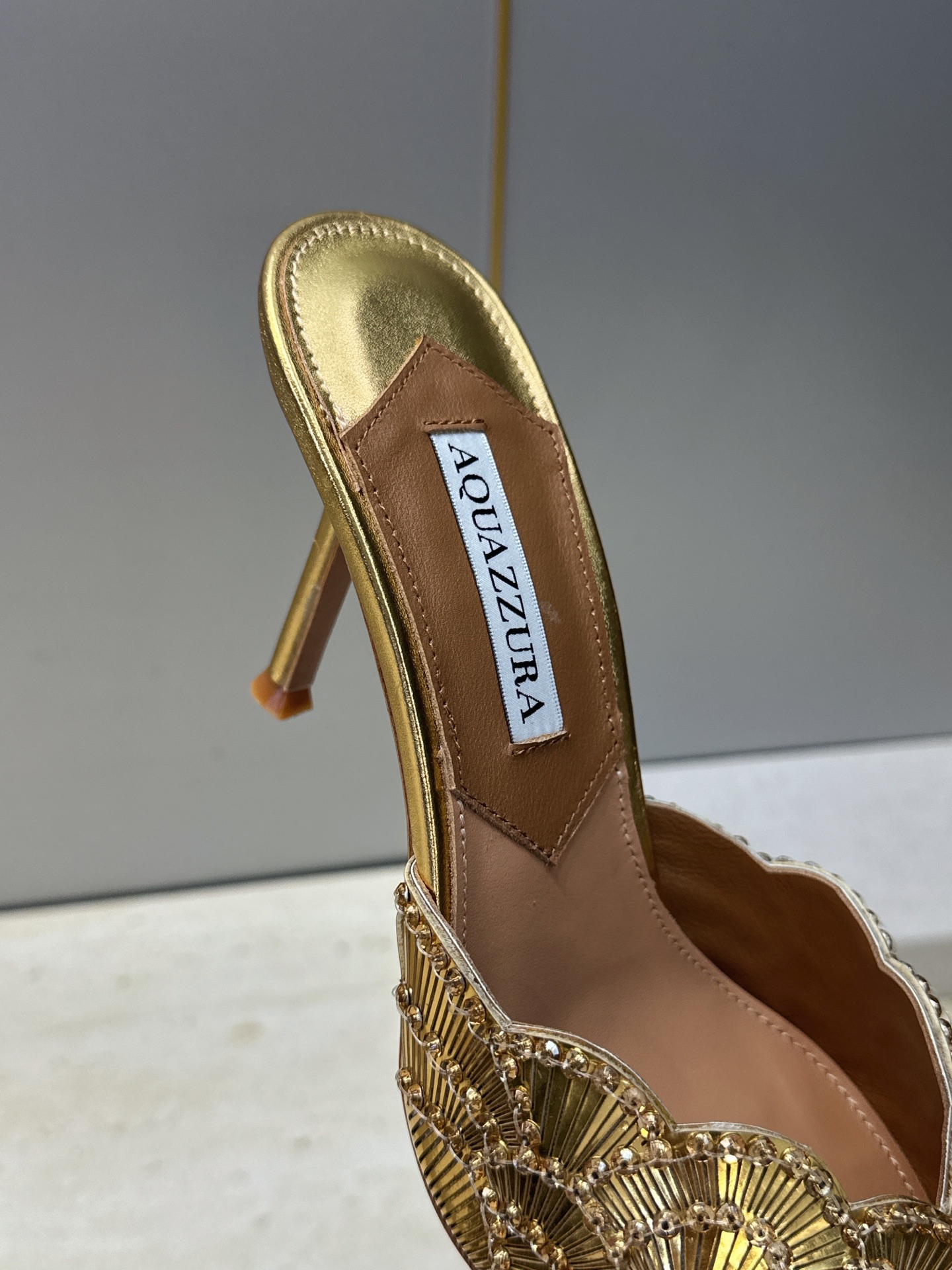 Aquazzura 2026春夏新款鱼鳞纹亮片拼色女鞋 大菠萝字母logo高跟尖头穆勒凉拖鞋 材质鞋面进口小牛皮/进口金