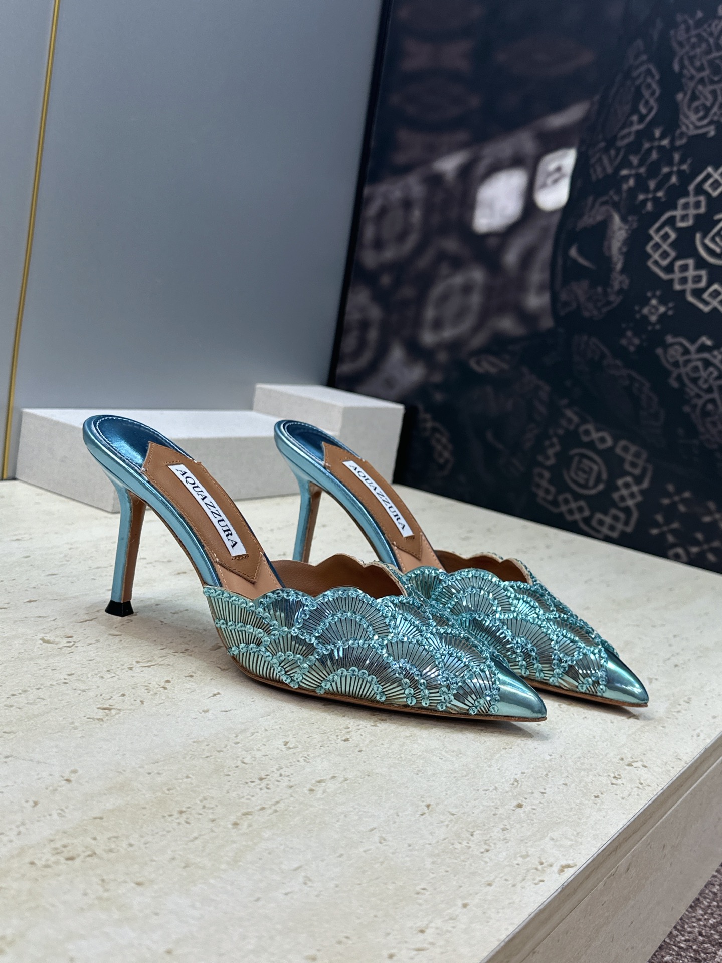 Aquazzura 2026春夏新款鱼鳞纹亮片拼色女鞋 大菠萝字母logo高跟尖头穆勒凉拖鞋 材质鞋面进口小牛皮/进口金 Aquazzura 2026春夏新款鱼鳞纹亮片拼色女鞋 大菠萝字母logo高跟尖头穆勒凉拖鞋 材质鞋面进口小牛皮/进口金