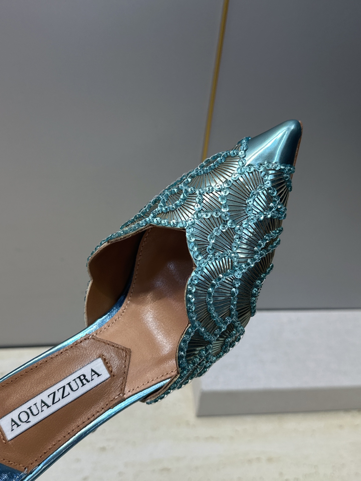 Aquazzura 2026春夏新款鱼鳞纹亮片拼色女鞋 大菠萝字母logo高跟尖头穆勒凉拖鞋 材质鞋面进口小牛皮/进口金