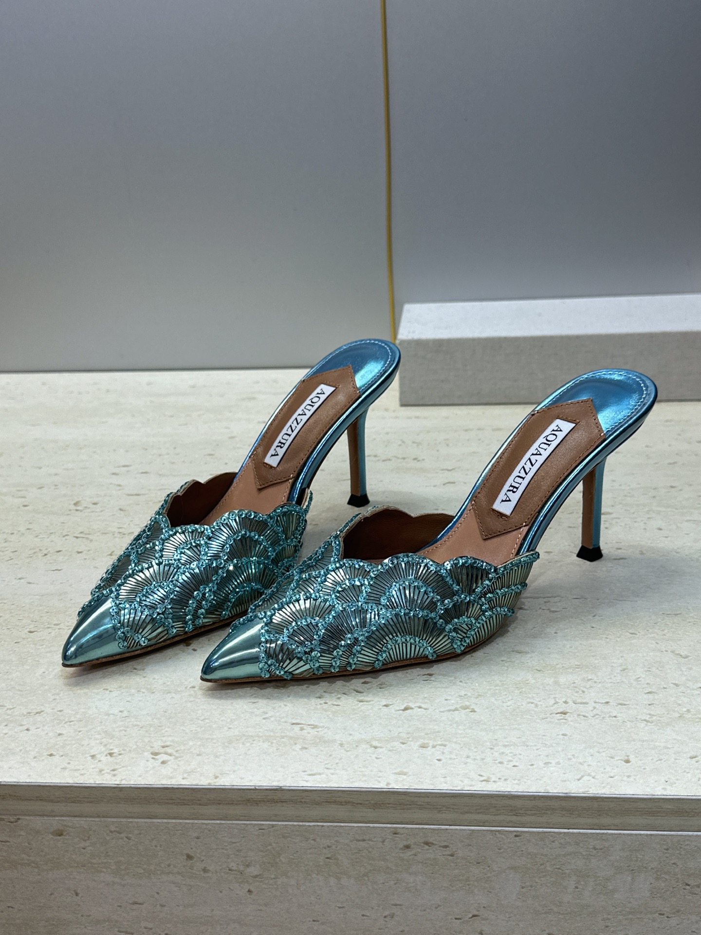 Aquazzura 2026春夏新款鱼鳞纹亮片拼色女鞋 大菠萝字母logo高跟尖头穆勒凉拖鞋 材质鞋面进口小牛皮/进口金