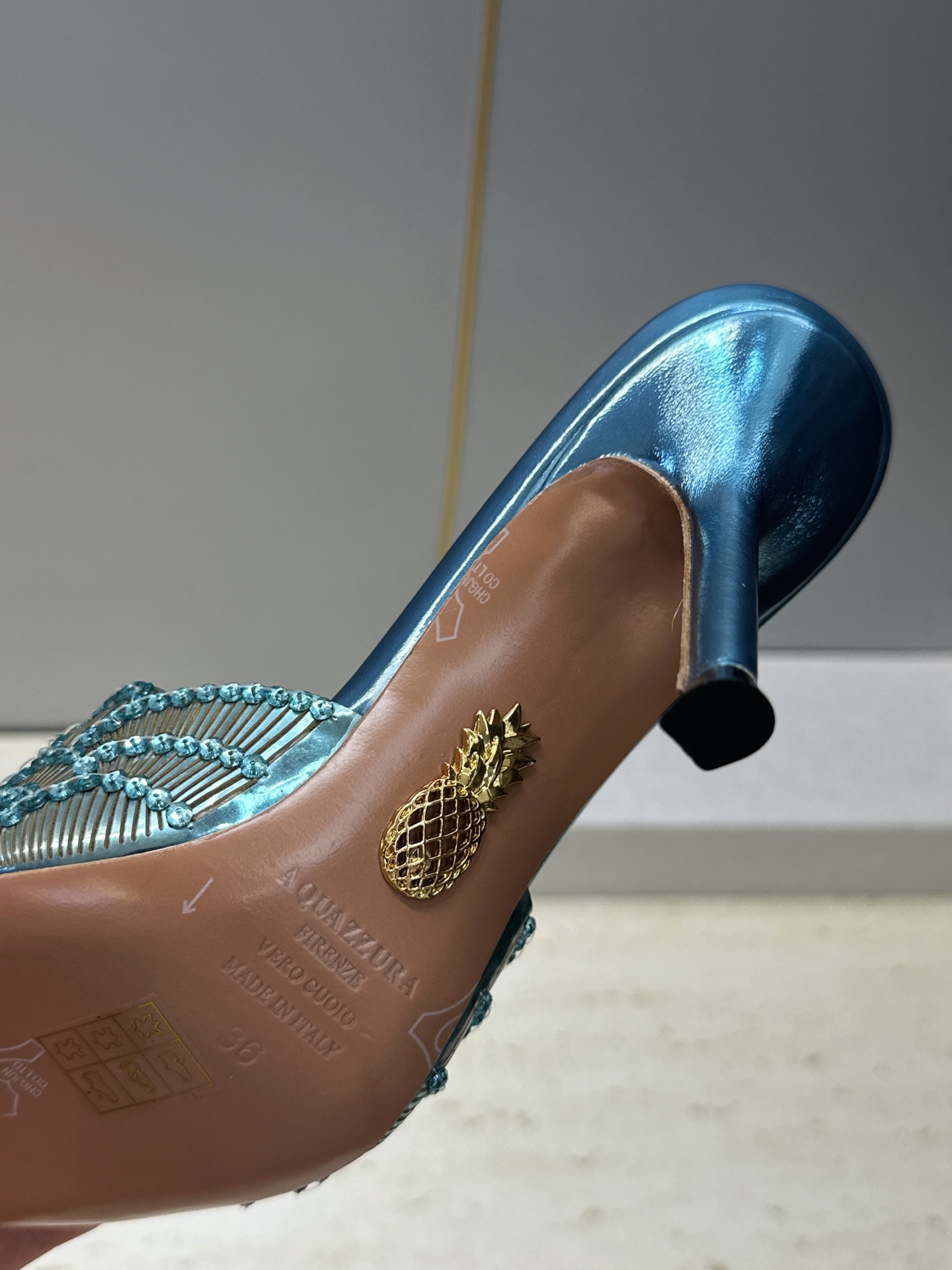 Aquazzura 2026春夏新款鱼鳞纹亮片拼色女鞋 大菠萝字母logo高跟尖头穆勒凉拖鞋 材质鞋面进口小牛皮/进口金